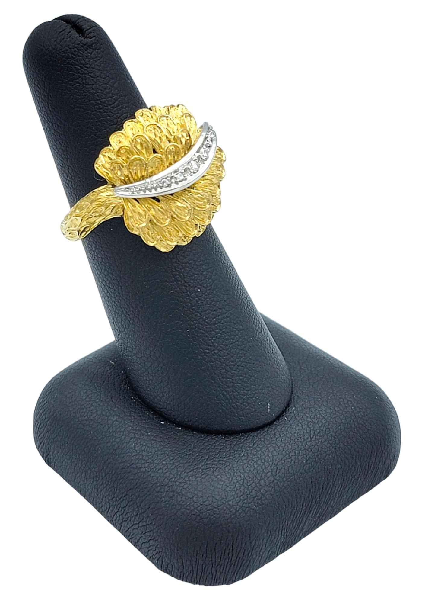 Bague dôme à motif de plumes avec diamants en or jaune et blanc 18 carats en vente 5