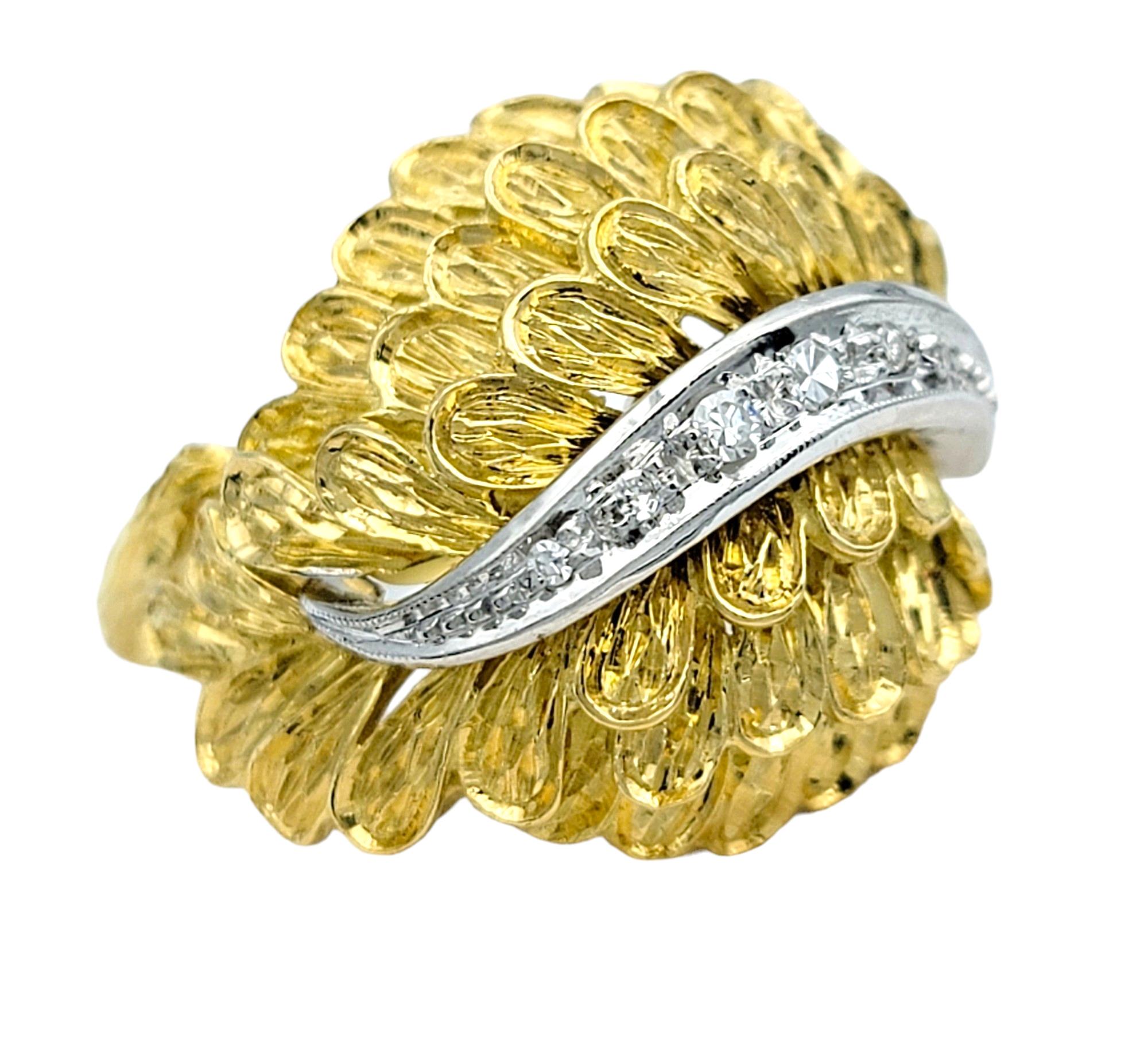 Taille de l'anneau : 6.75

Cette magnifique bague capture la beauté éthérée des plumes duveteuses. Elle est fabriquée en or jaune et blanc et ornée de diamants en son centre. Cette pièce exquise imite délicatement la légèreté et la grâce d'une
