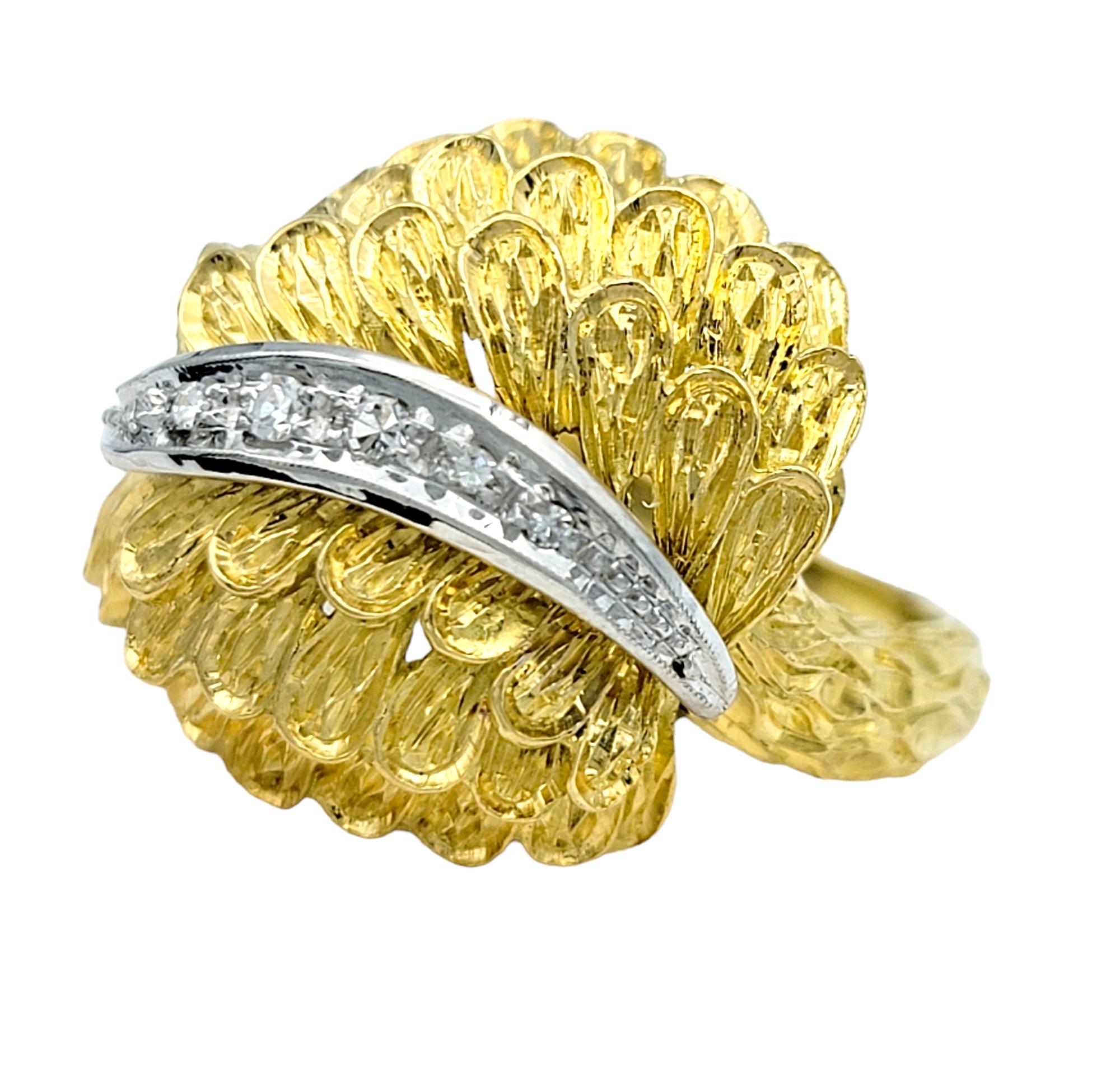 Contemporain Bague dôme à motif de plumes avec diamants en or jaune et blanc 18 carats en vente