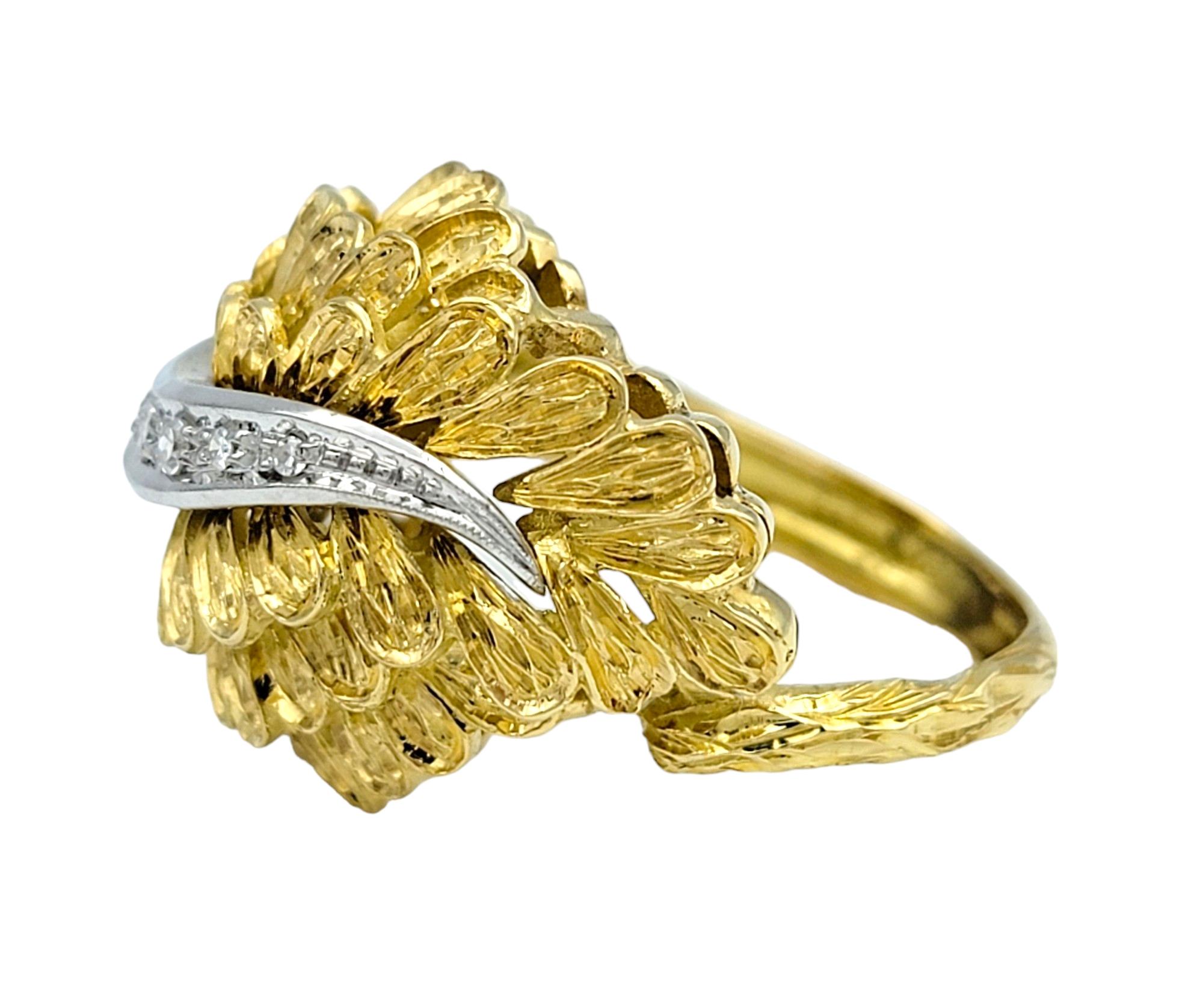 Taille ronde Bague dôme à motif de plumes avec diamants en or jaune et blanc 18 carats en vente