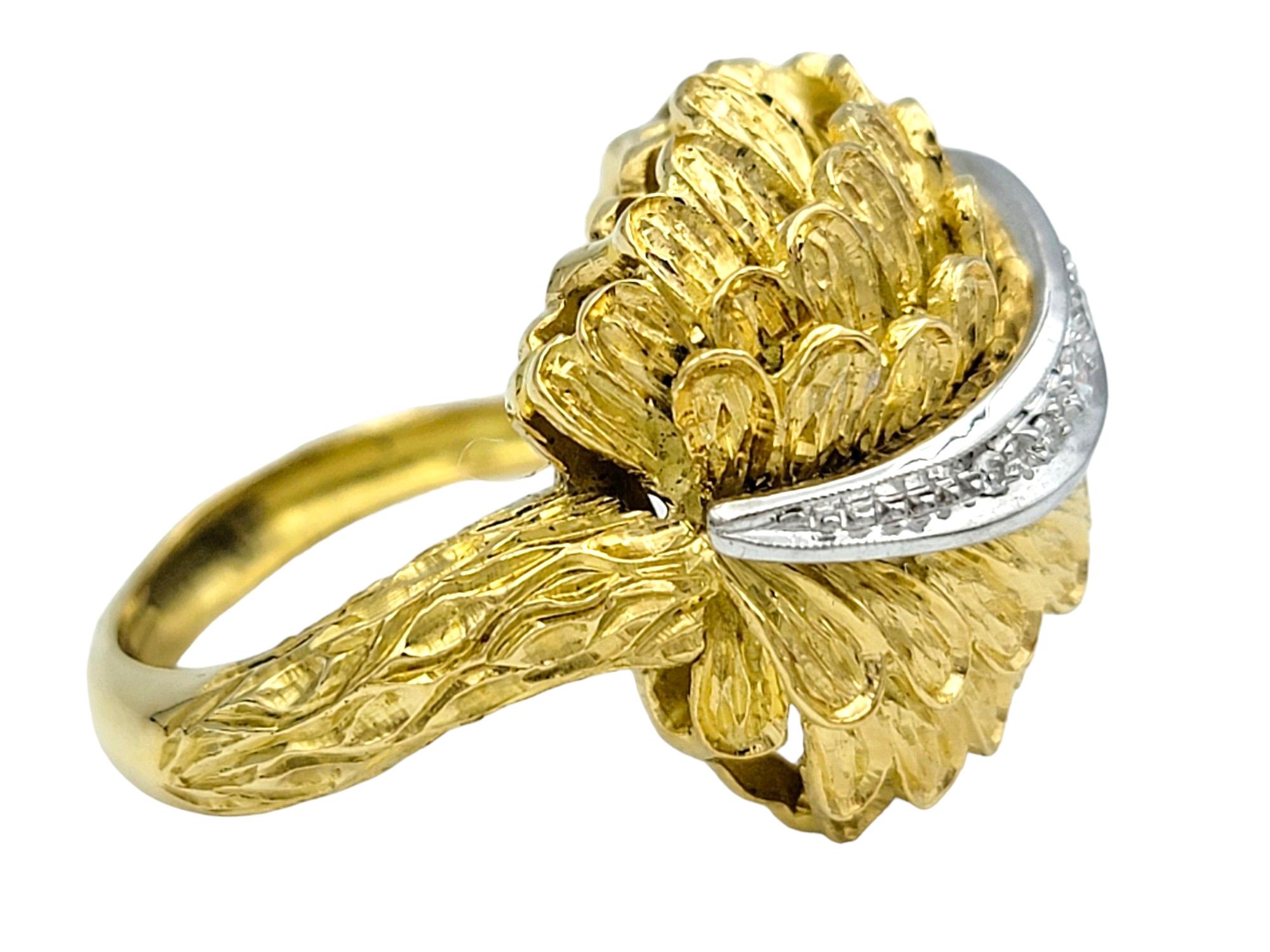 Bague dôme à motif de plumes avec diamants en or jaune et blanc 18 carats Bon état - En vente à Scottsdale, AZ