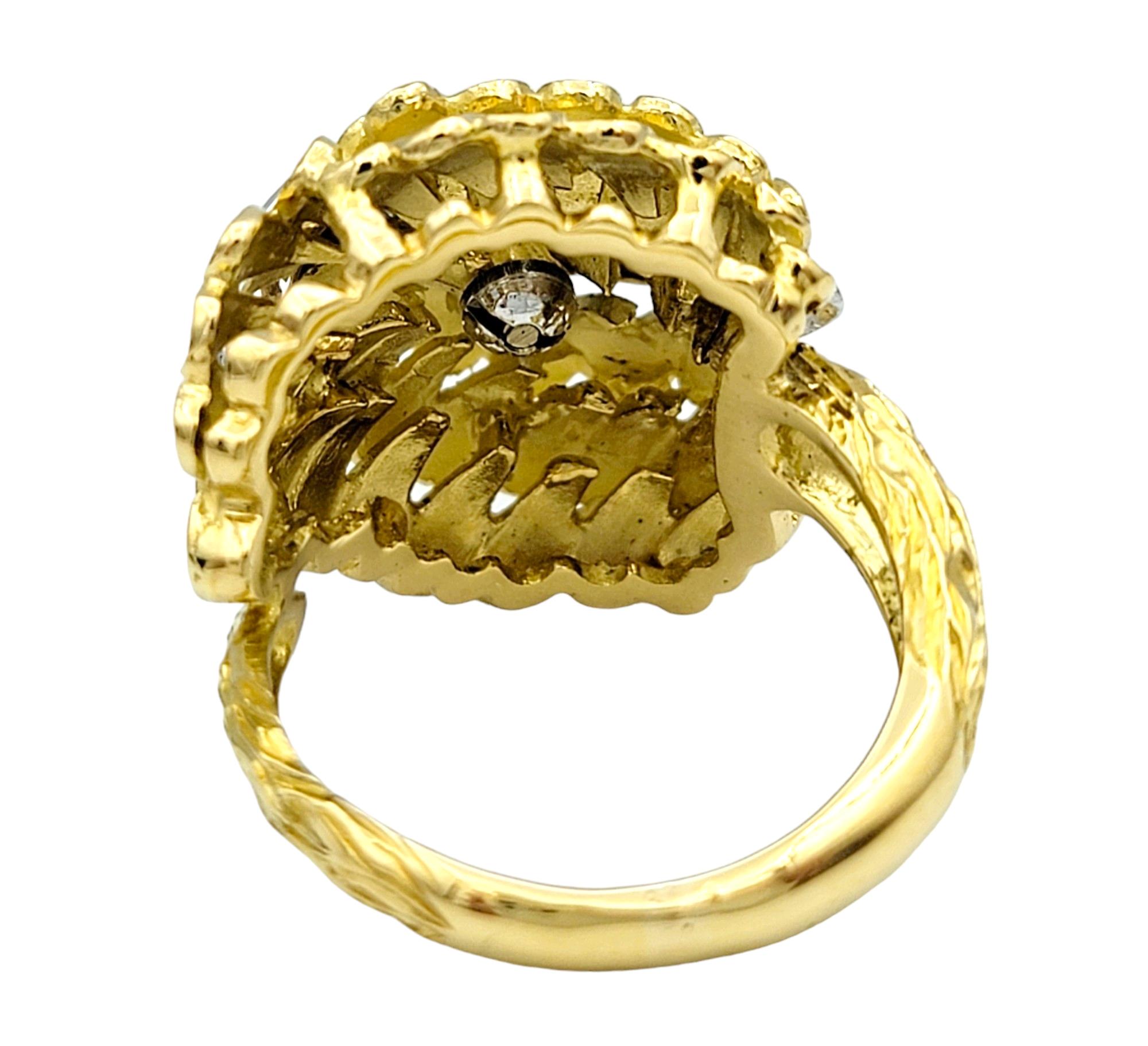 Bague dôme à motif de plumes avec diamants en or jaune et blanc 18 carats Pour femmes en vente
