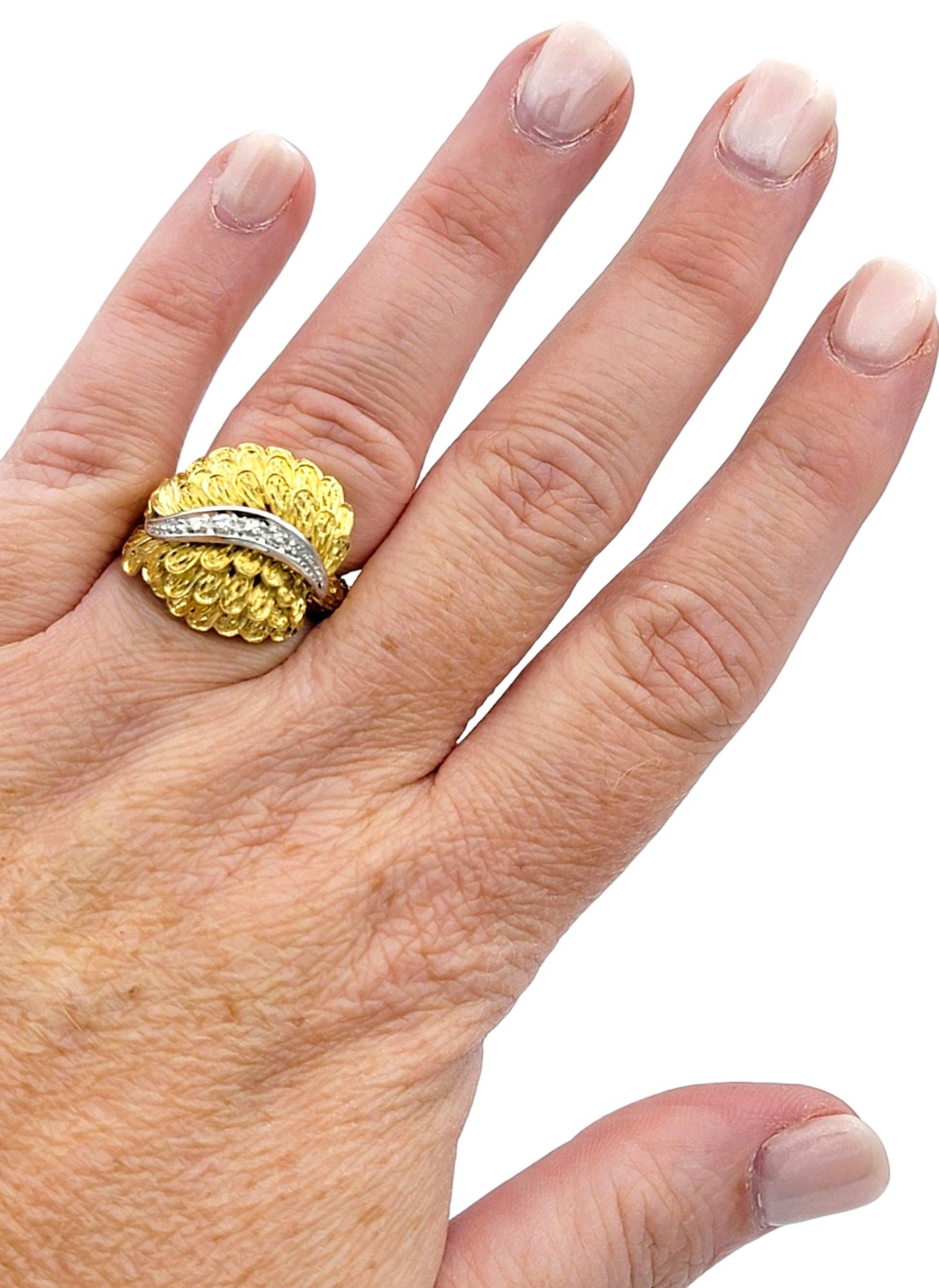 Bague dôme à motif de plumes avec diamants en or jaune et blanc 18 carats en vente 1