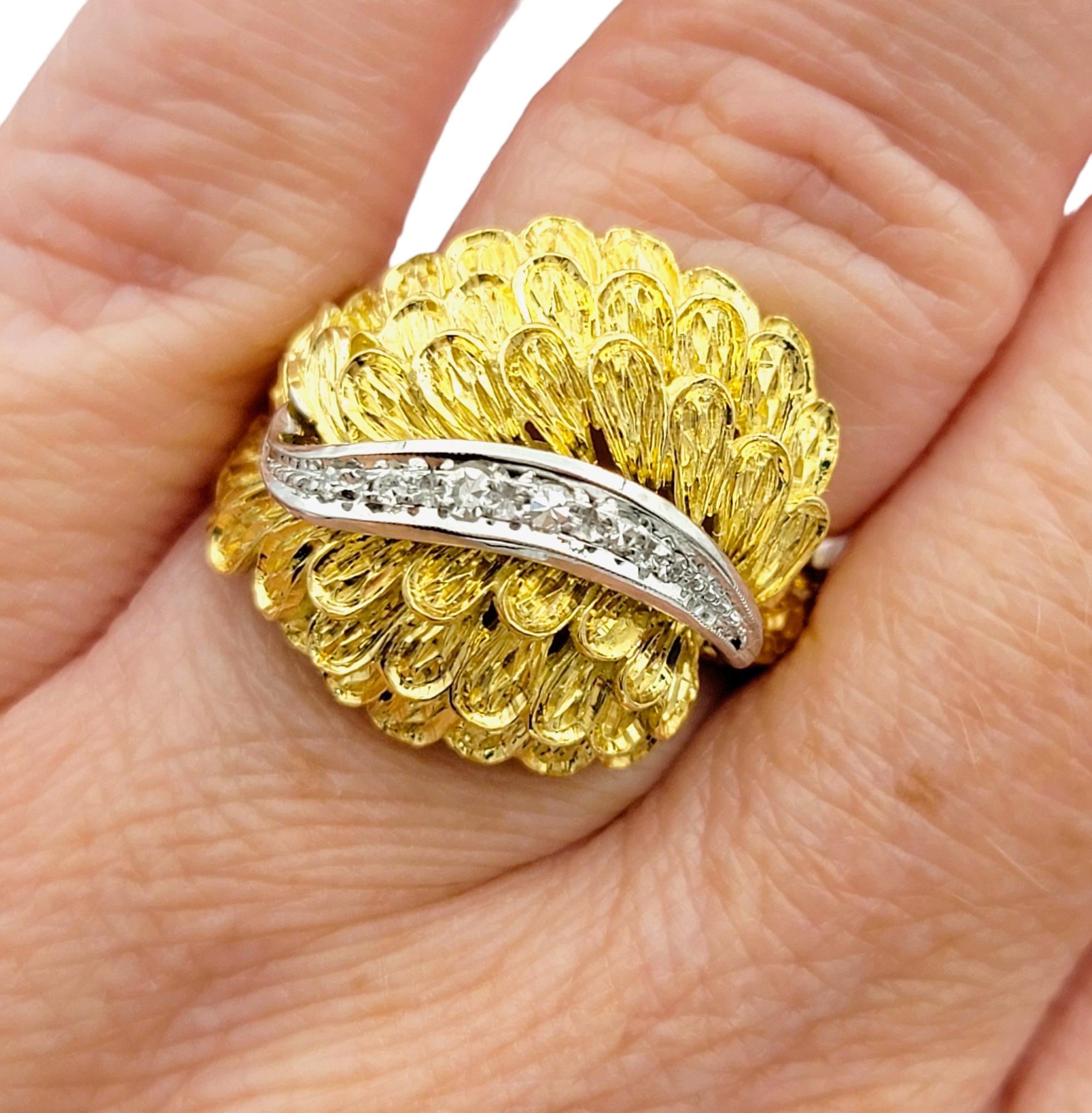 Bague dôme à motif de plumes avec diamants en or jaune et blanc 18 carats en vente 2