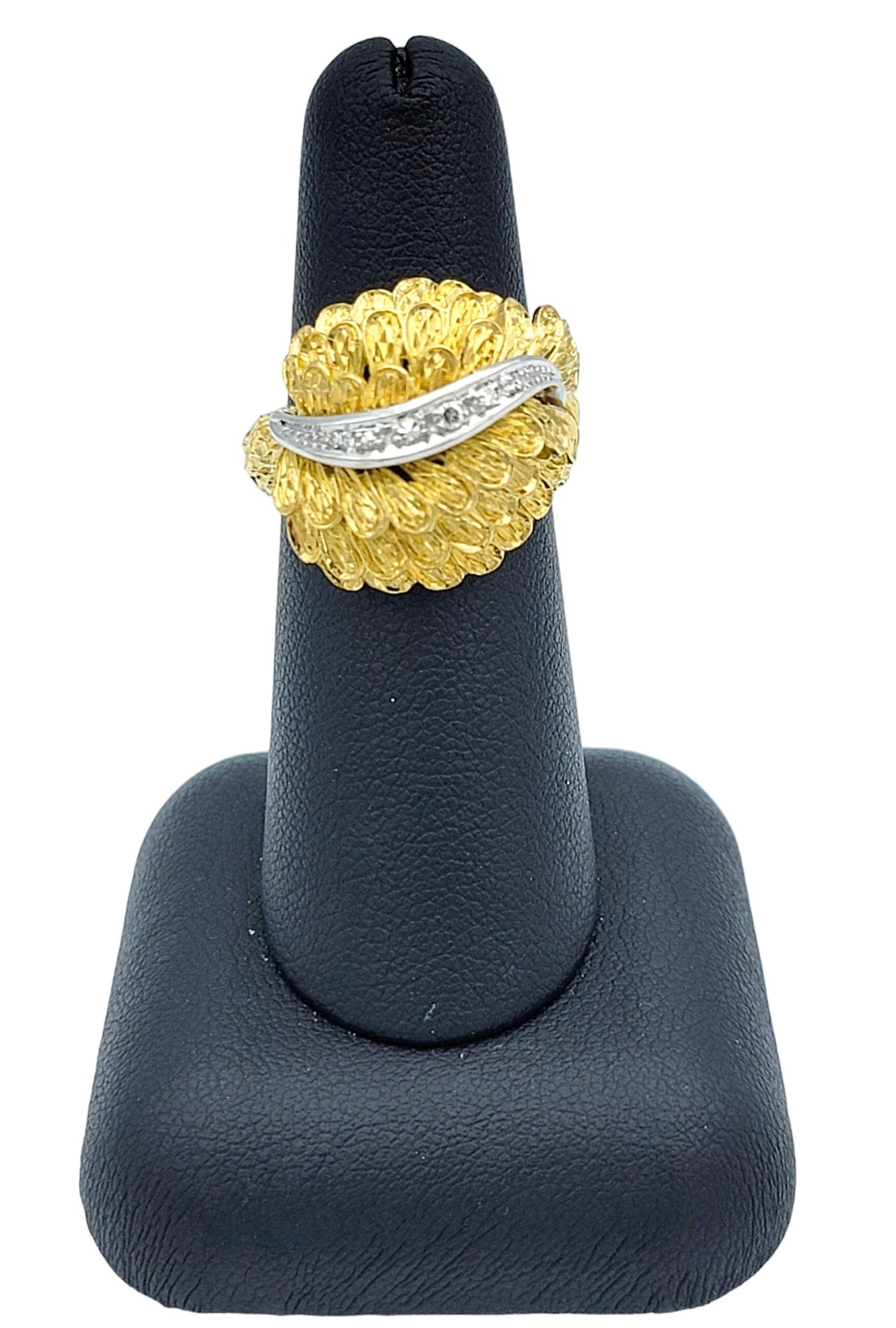 Bague dôme à motif de plumes avec diamants en or jaune et blanc 18 carats en vente 3