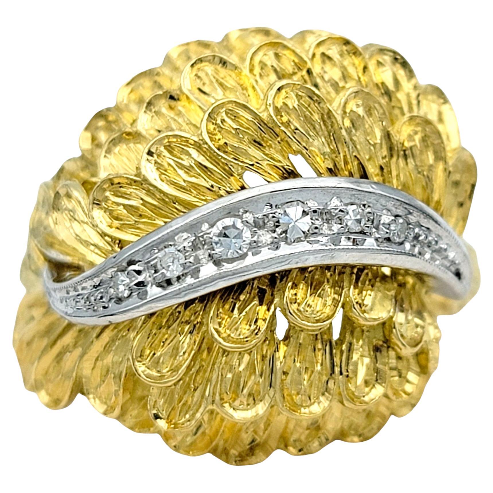 Bague dôme à motif de plumes avec diamants en or jaune et blanc 18 carats en vente