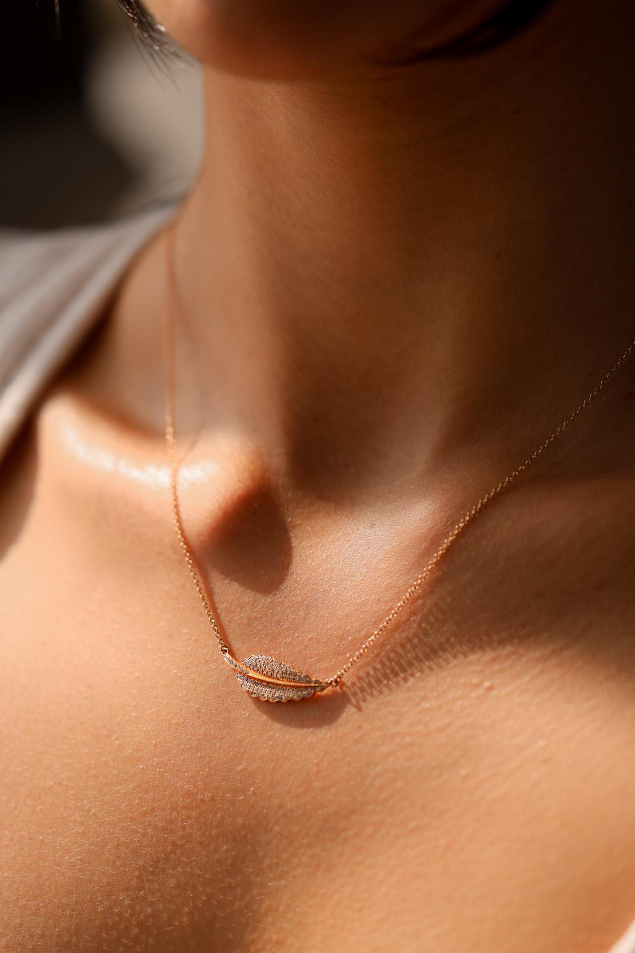 Pendentif plume 0,28 cts. Unisexe en vente