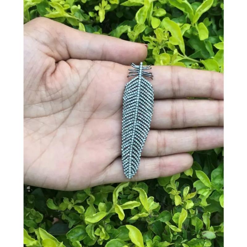 Taglio rotondo Ciondolo a forma di piuma con pavé di diamanti e argento 925 in vendita