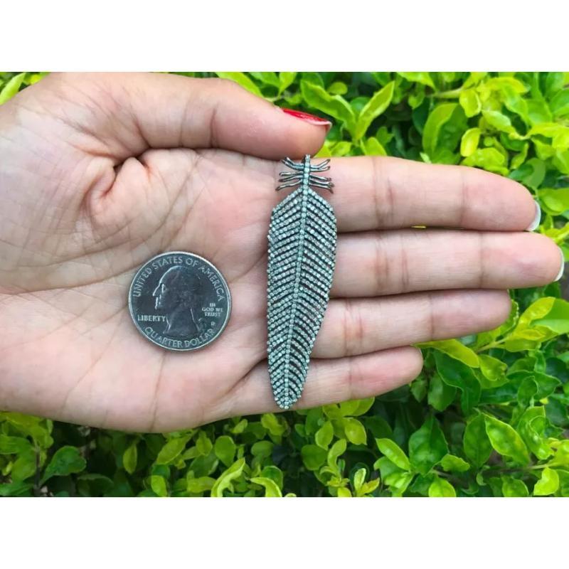 Ciondolo a forma di piuma con pavé di diamanti e argento 925 In condizioni Nuovo in vendita a Chicago, IL
