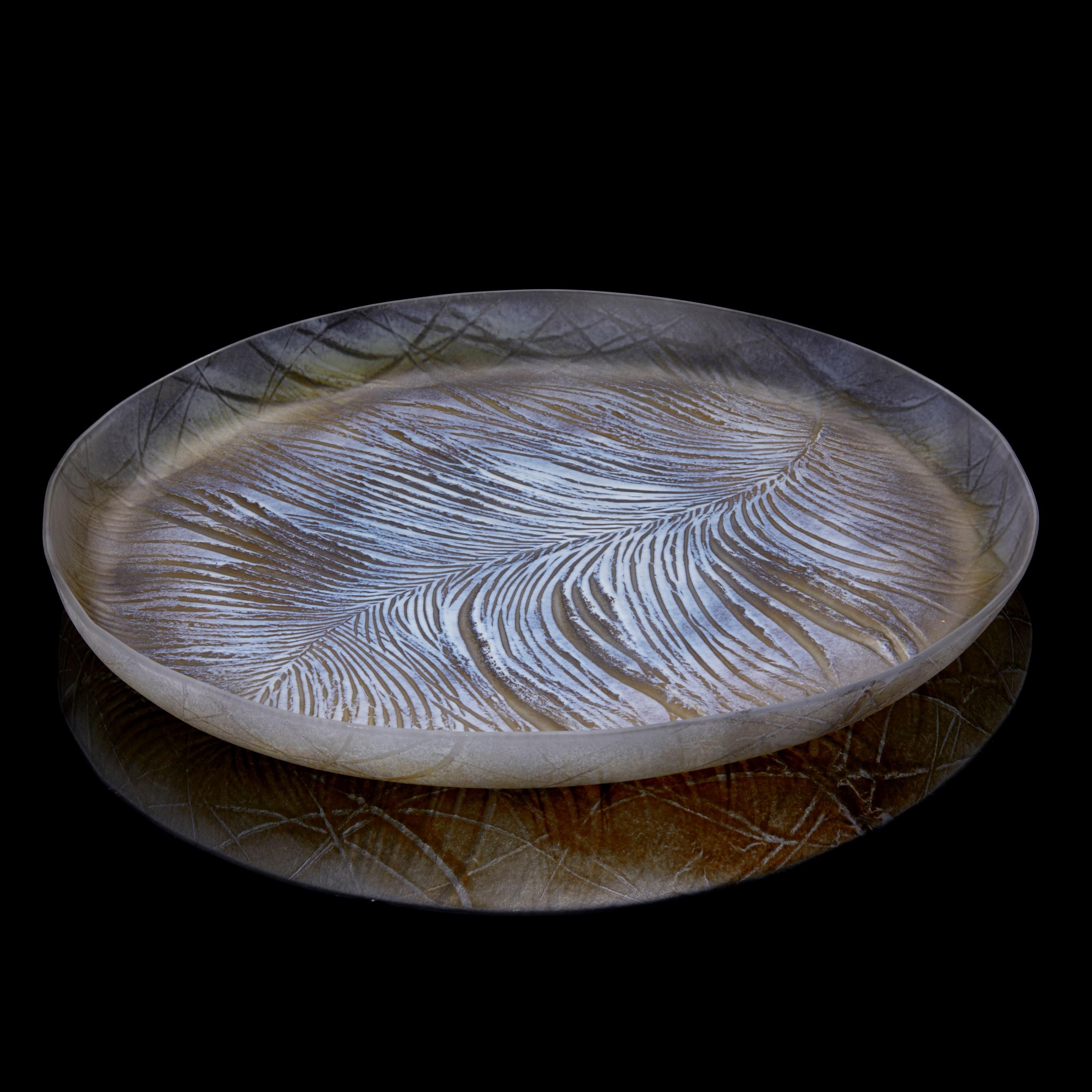 Le plateau de plumes II est une pièce unique de l'artiste britannique Amanda J Simmons.

Travaillant avec la feuille de verre plate, Simmons superpose des couleurs en poudre pour créer les textures qu'elle souhaite, traitant le verre comme une