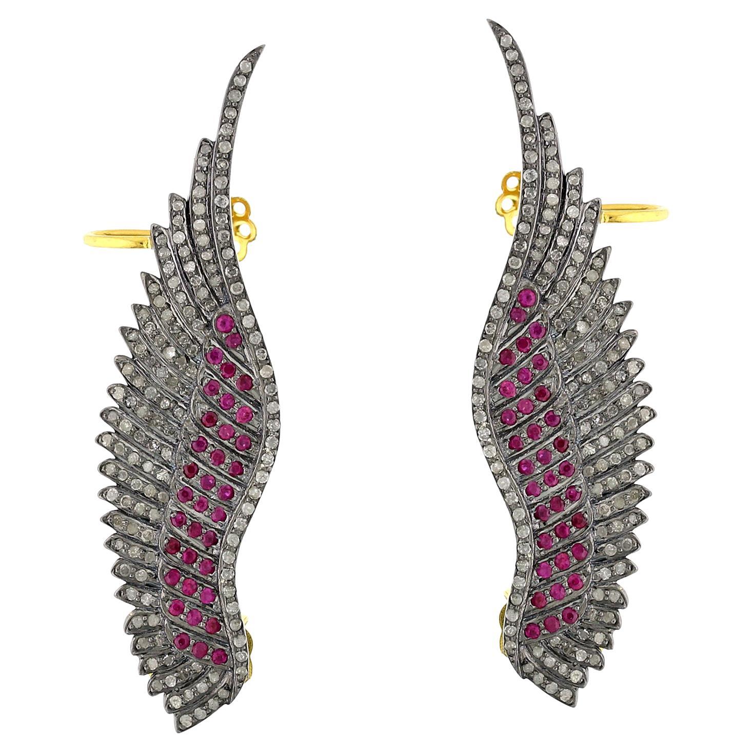 Boucles d'oreilles en forme de plumes avec rubis et diamants pavés en or et argent 18 carats en vente