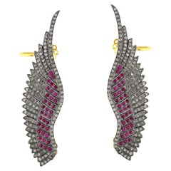 Boucles d'oreilles en forme de plumes avec rubis et diamants pavés en or et argent 18 carats