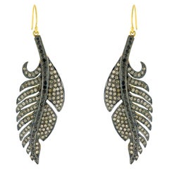 Boucles d'oreilles pendantes en or jaune et argent 18 carats avec diamants pavés en forme de plume