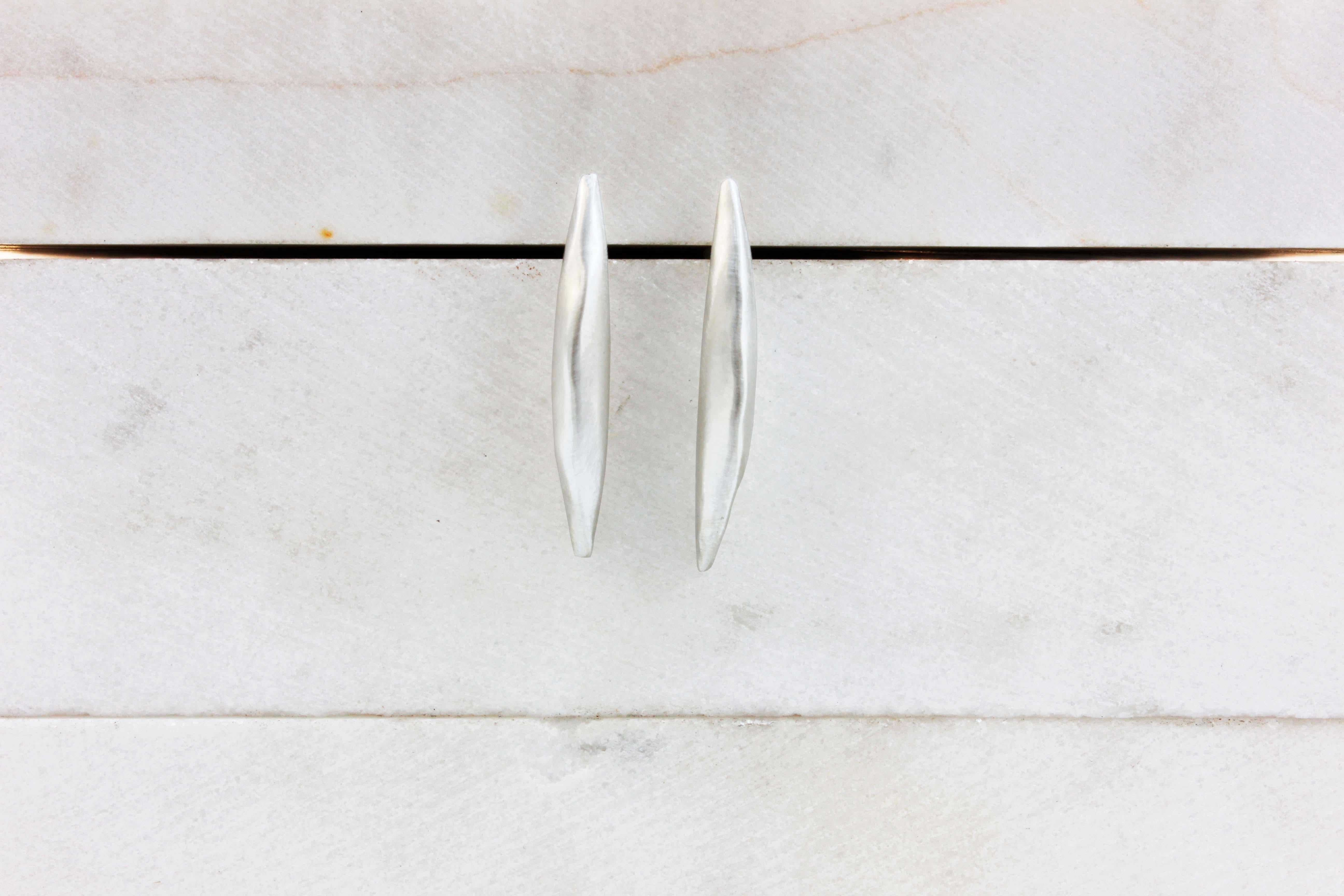 These elegant everyday “feather” earrings are empty inside and therefore elegant and lightweight.

Each piece is hammered by hand from a flat sheet into a hollow form, with the edges coming together perfectly above the curve.

Width: 0.4cm
Length: