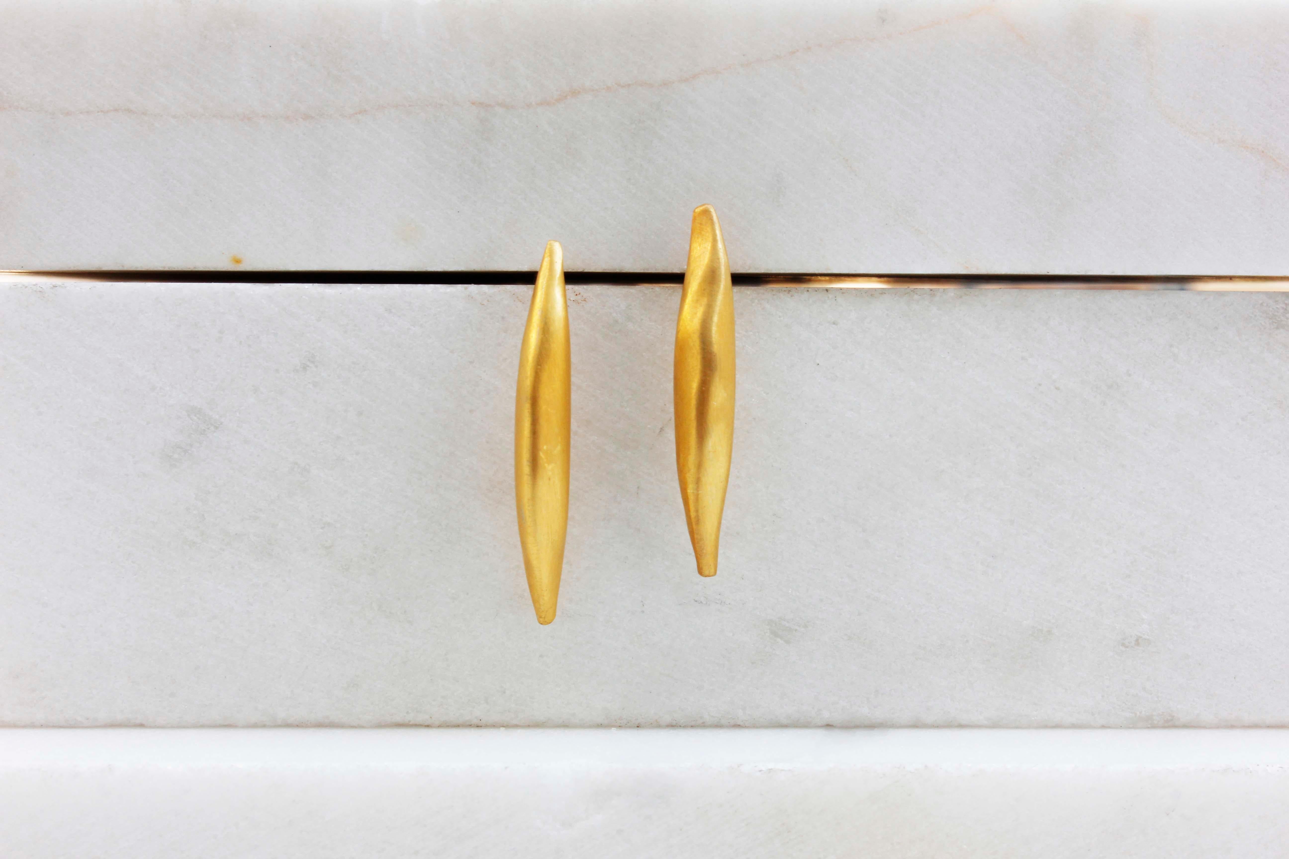 These elegant everyday “feather” earrings are empty inside and therefore elegant and lightweight.

Each piece is hammered by hand from a flat sheet into a hollow form, with the edges coming together perfectly above the curve.

Width: 0.4cm
Length: