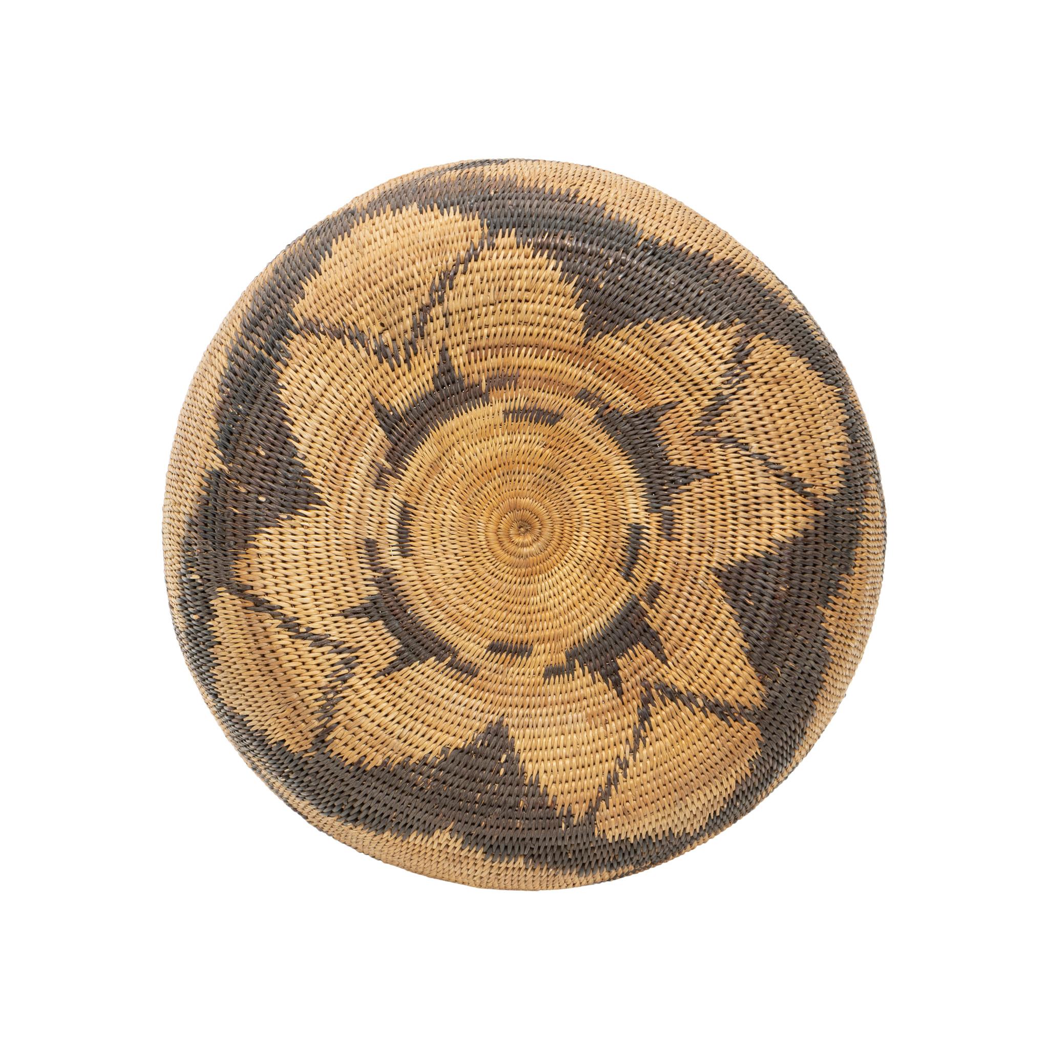 Pomo bowl with geometric flower design on bottom and sides. Shell beads and quill fobs. Late 19th century. Sie: 3 3/4
