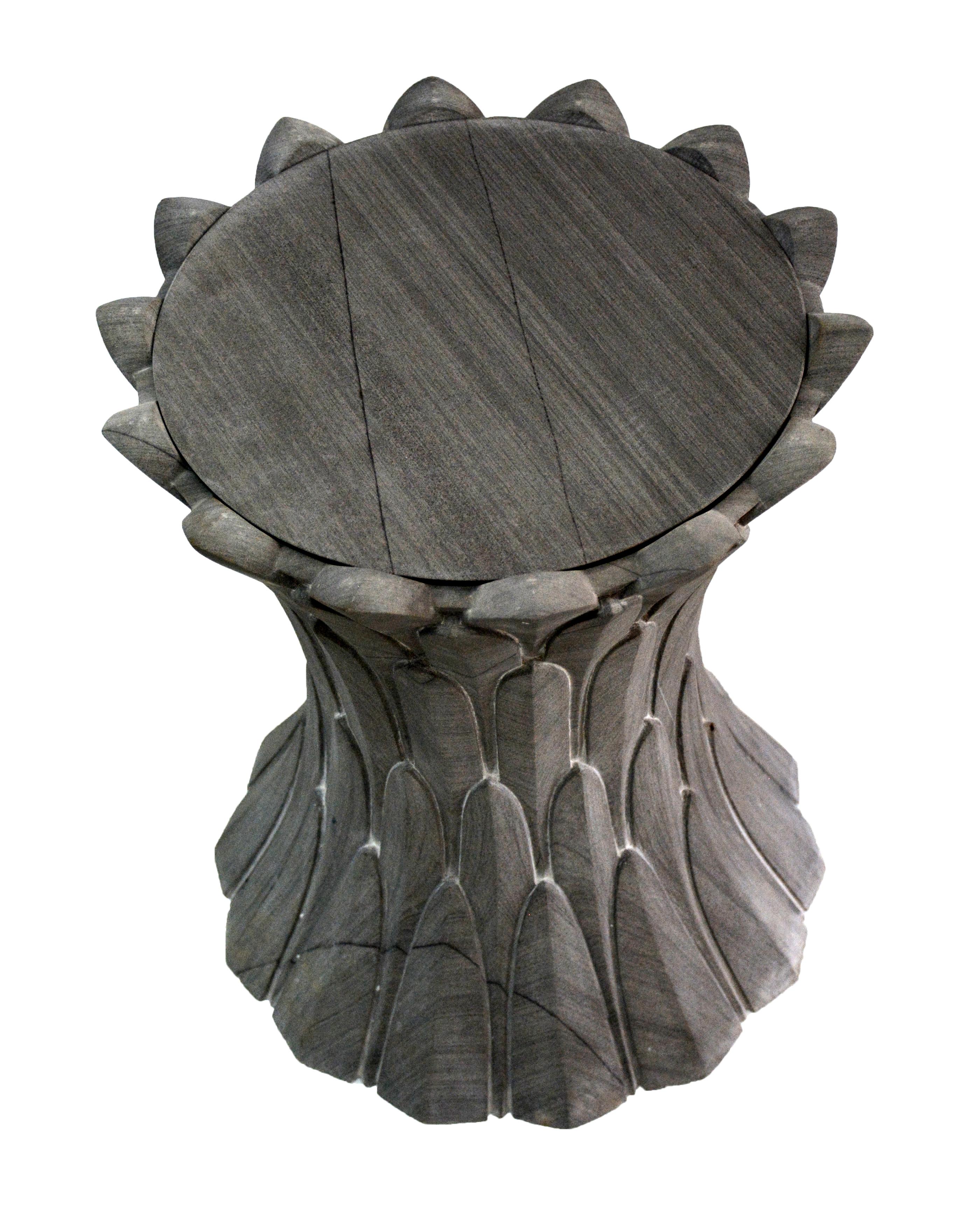 Sculpté à la main Table d'appoint Feathers Art Déco en pierre grise Agra conçue par Stephanie Odegard en vente