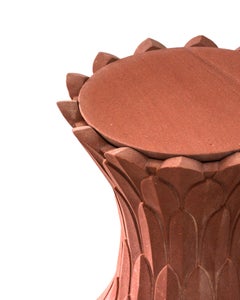 Federn-Beistelltisch in Agra aus rotem Stein, handgefertigt in Indien