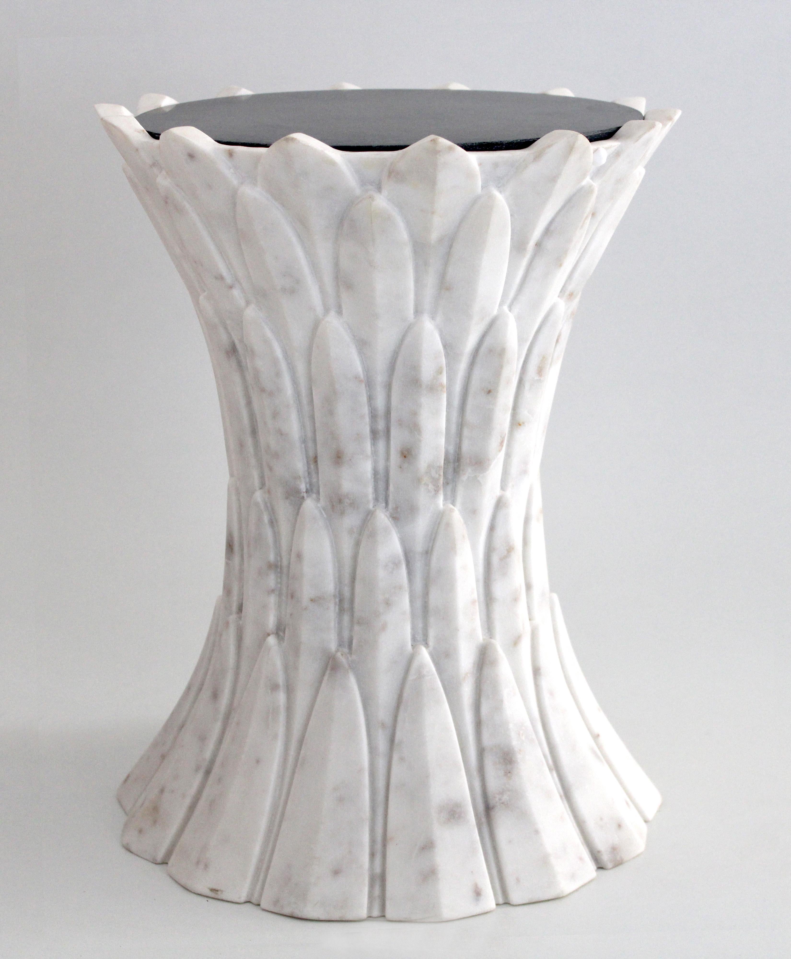 Inspirée par les sculptures des temples d'Udaipur et des environs, Stephanie Odegard a conçu cette table d'appoint unique en utilisant des pierres disponibles localement. La disposition du motif de la feuille sculptée est atténuée pour donner une