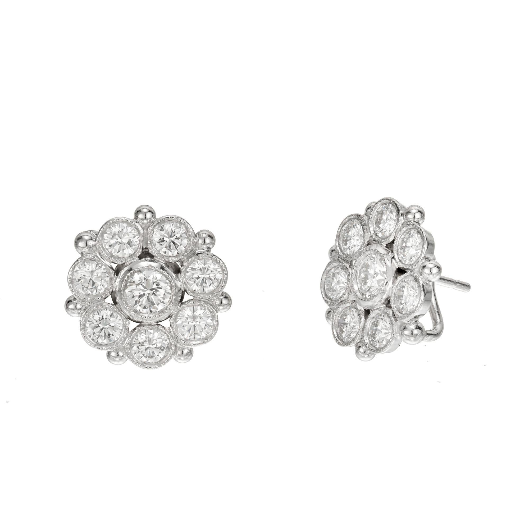 Featherstone-Diamantkugel-Ohrringe mit Blumenaufsatz. 16 runde Diamanten im Brillantschliff, gefasst in einer Platinfassung mit Blumenaufsatz. Jeder Ohrring hat ein Scharnier, an dem ein Edelstein oder eine Perle hängen kann. 

16 runde Diamanten im