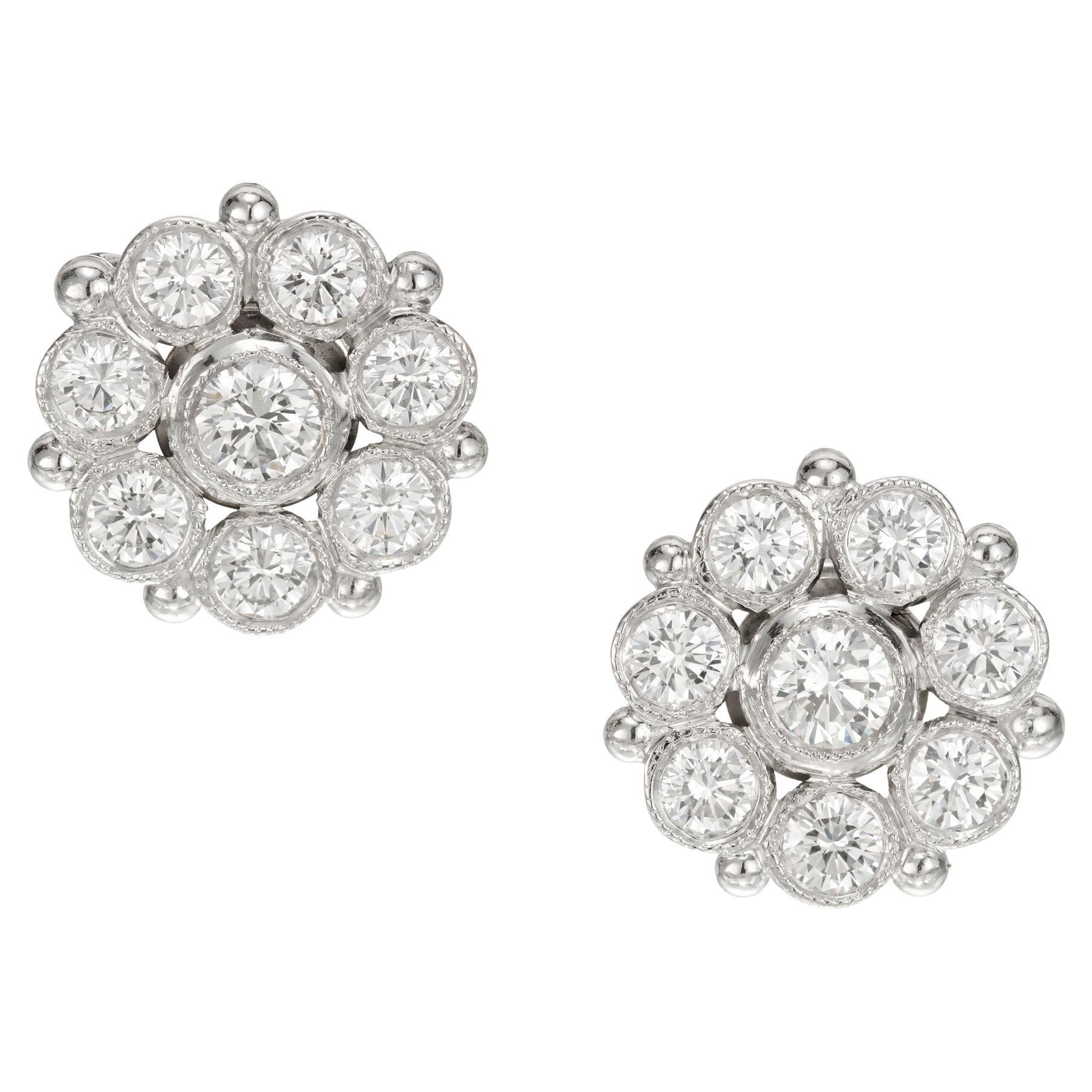 Boucles d'oreilles en forme de boule avec fleur en platine et diamants en forme de plume de 2,60 carats