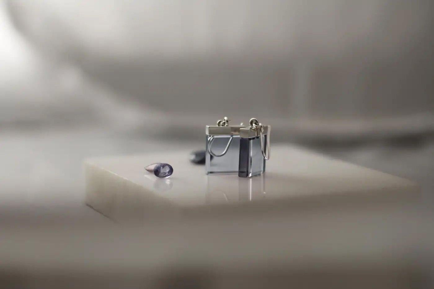 Présenté dans Vogue Pendentif en or jaune 18 carats avec quartz citron en vente 6