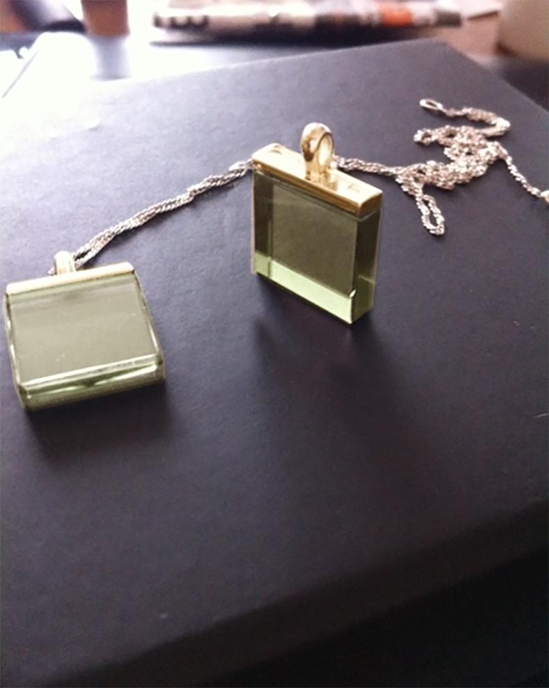 Présenté dans Vogue Pendentif en or jaune 18 carats avec quartz citron en vente 1
