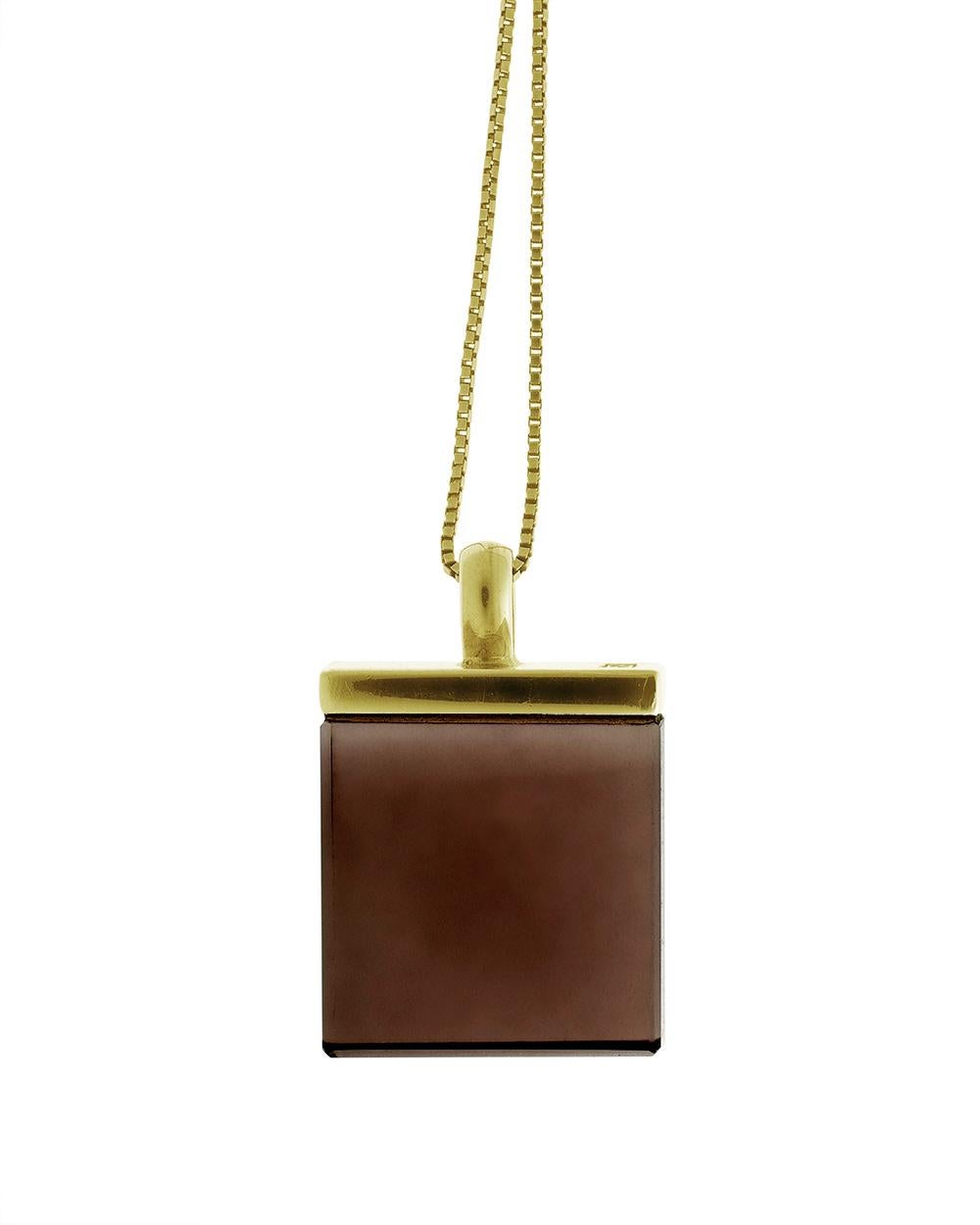 Art Déco In evidenza su Vogue UA Collana con ciondolo in oro a diciotto carati e quarzo fumé in vendita