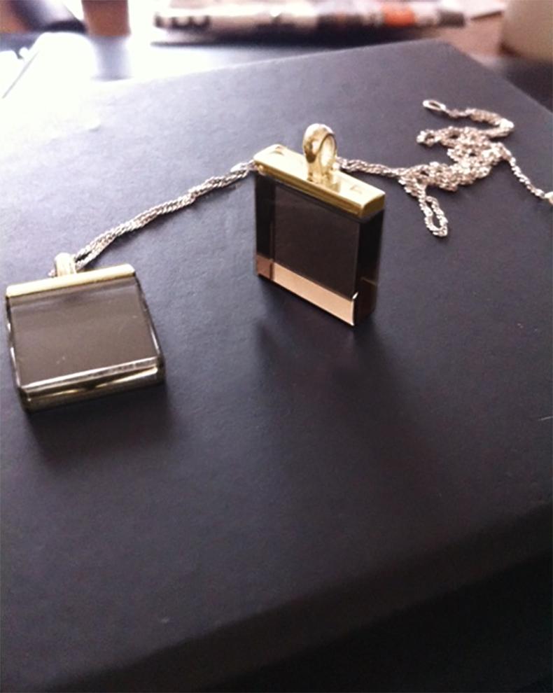 Cabochon In evidenza su Vogue UA Collana con ciondolo in oro a diciotto carati e quarzo fumé in vendita