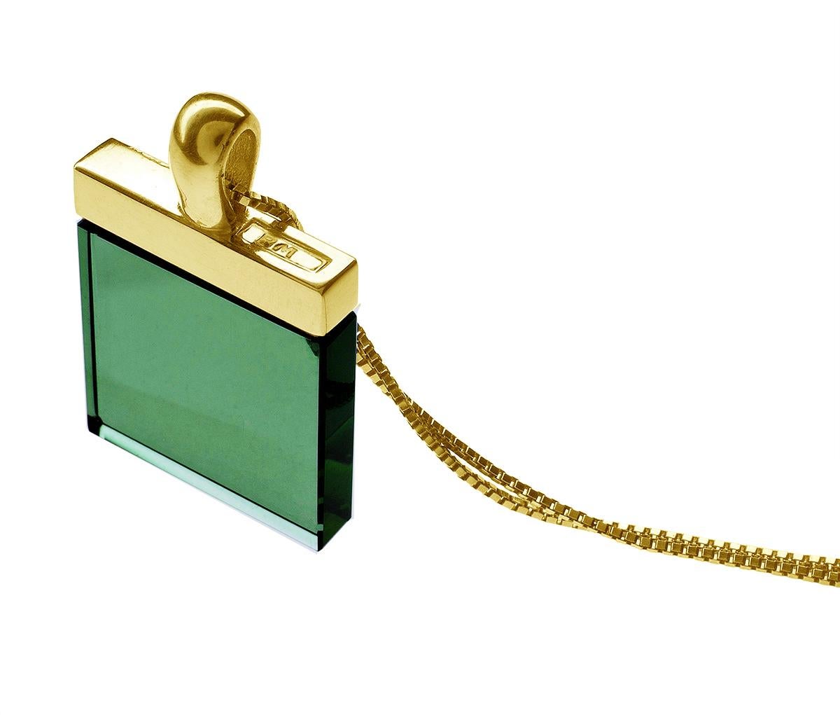 Questa collana con ciondolo Ink di design è realizzata in oro giallo 18 carati e presenta un grande quarzo verde scuro trasparente di 15x15x3 mm. La collezione Ink è stata pubblicata su Harper's Bazaar e Vogue UA.

Il taglio della gemma è unico e