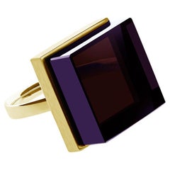 Bague de style Art déco en or jaune plaqué avec améthyste foncée, présentée dans Vogue