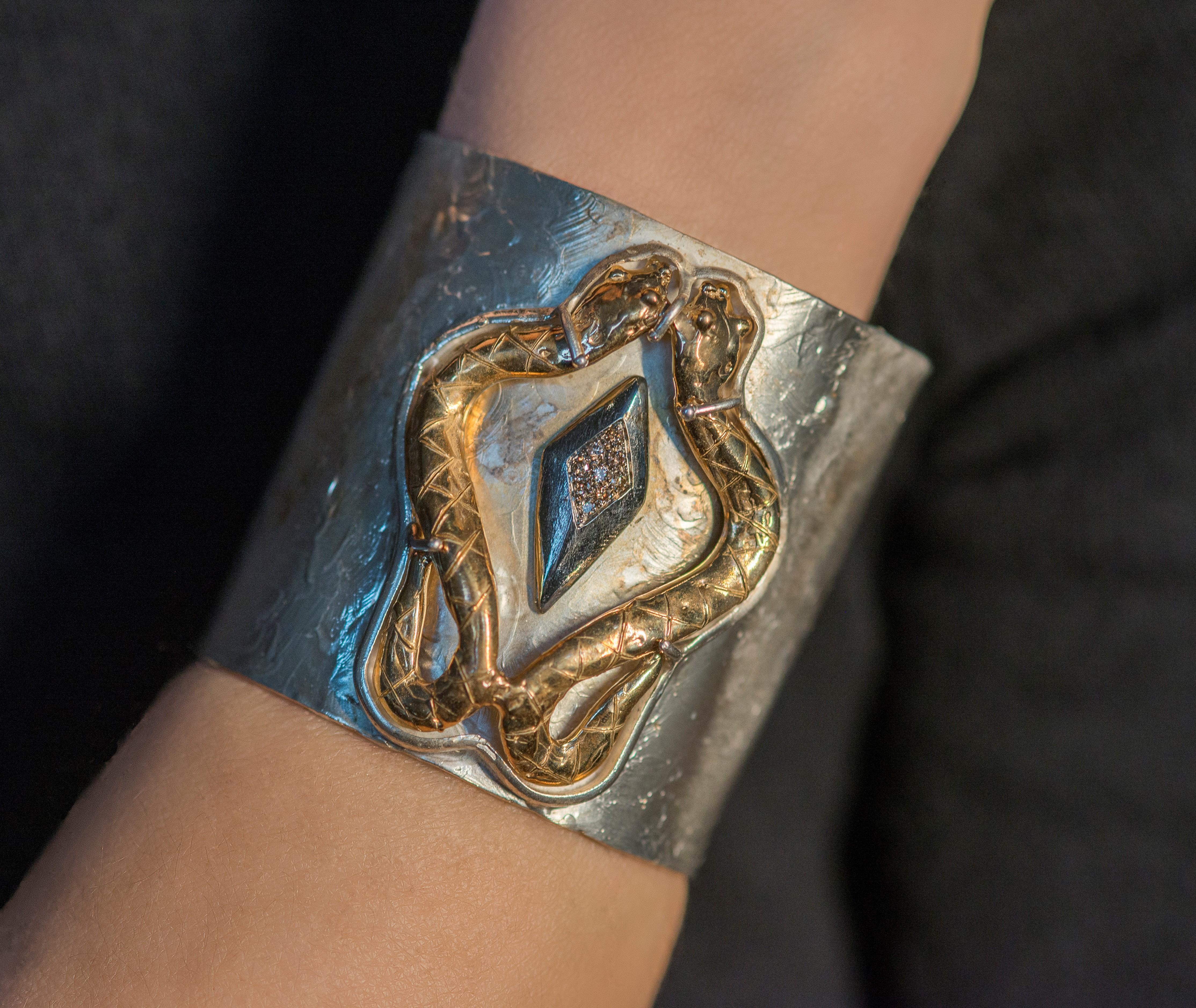 Collezione Rossella Ugolini Design  Bracciale con serpenti sensuali e feroci realizzato a mano in argento placcato oro 24 carati e diamanti marroni da 0,20 carati.
Sul bracciale Modern Silver Sterling due serpenti bronzati placcati in oro 24 carati