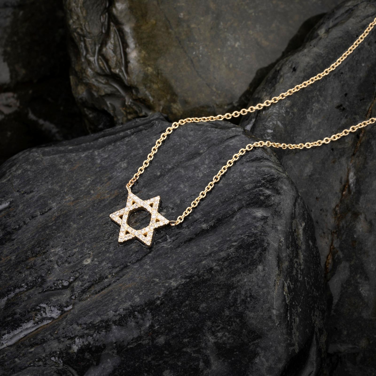 Moderne Collier pendentif étoile de David en diamants 14 carats en vente