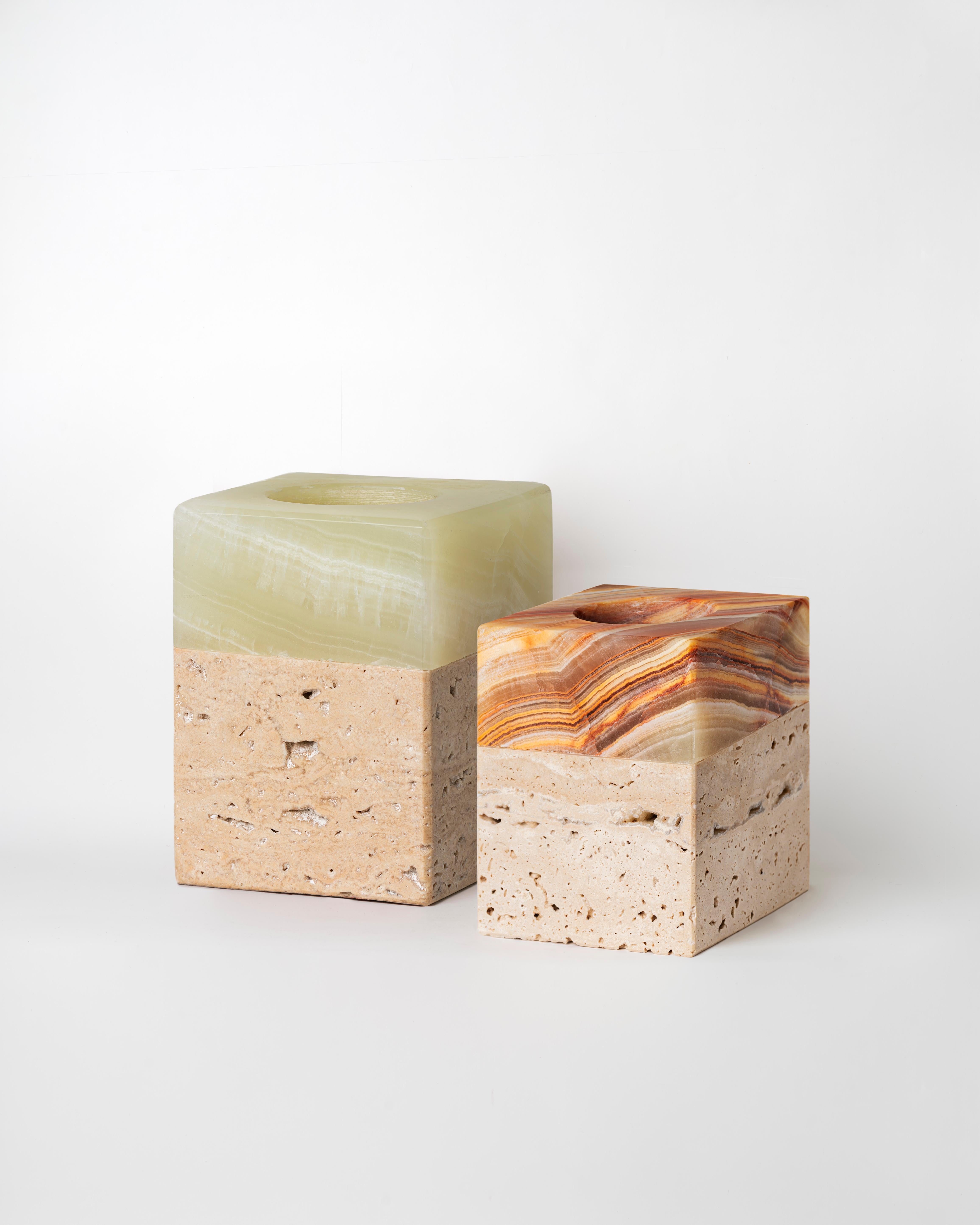 FEBE Candles ist eine Serie von rechteckigen Kerzenhaltern aus Naturstein, die in 4 Größen erhältlich sind. Der Sockel aus Travertin mit seiner unregelmäßigen Oberfläche trägt einen kostbaren Lampenschirm aus poliertem Onyx, der im Licht der