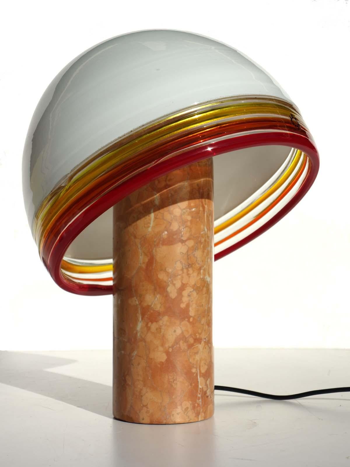 Opalweißer mundgeblasener Glasschirm
Drei verschiedenfarbige Ringe aus rotem, orangefarbenem und gelbem Glas. Sockel aus Marmor.
Perfekter Zustand.
Perfekt funktionierend.