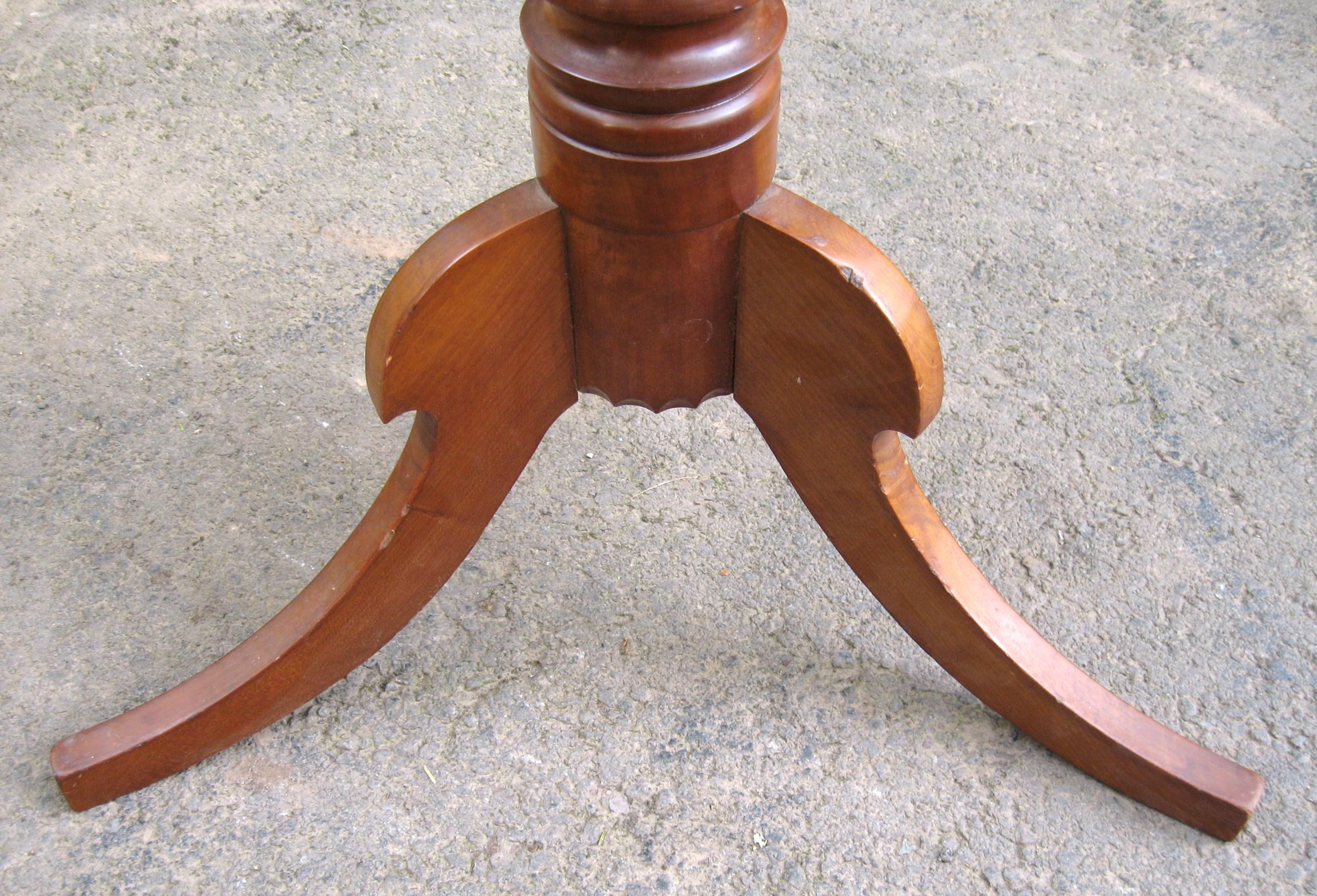 Federal 1820s Cherry Tilt-Top Table Candle Stand For Sale 3