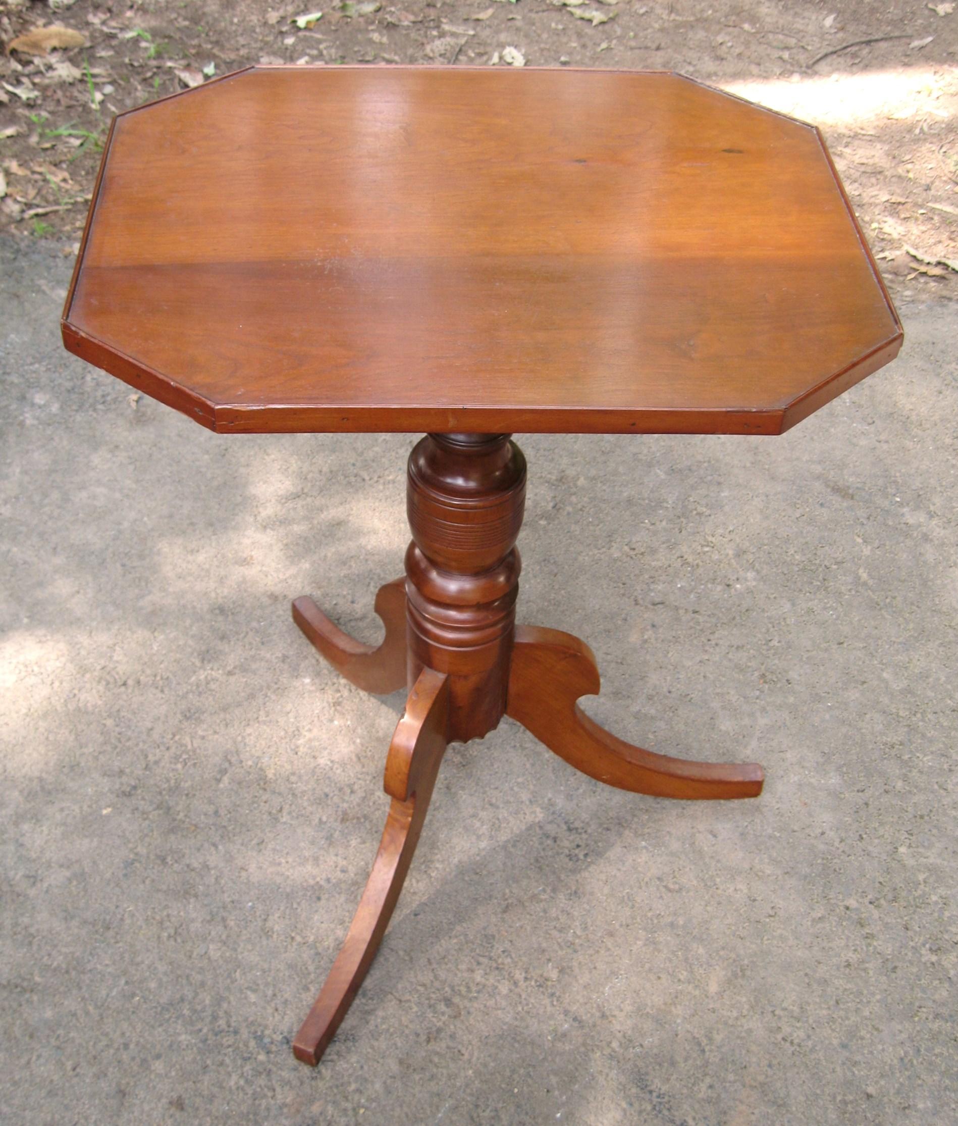 Federal 1820s Cherry Tilt-Top Table Candle Stand For Sale 5