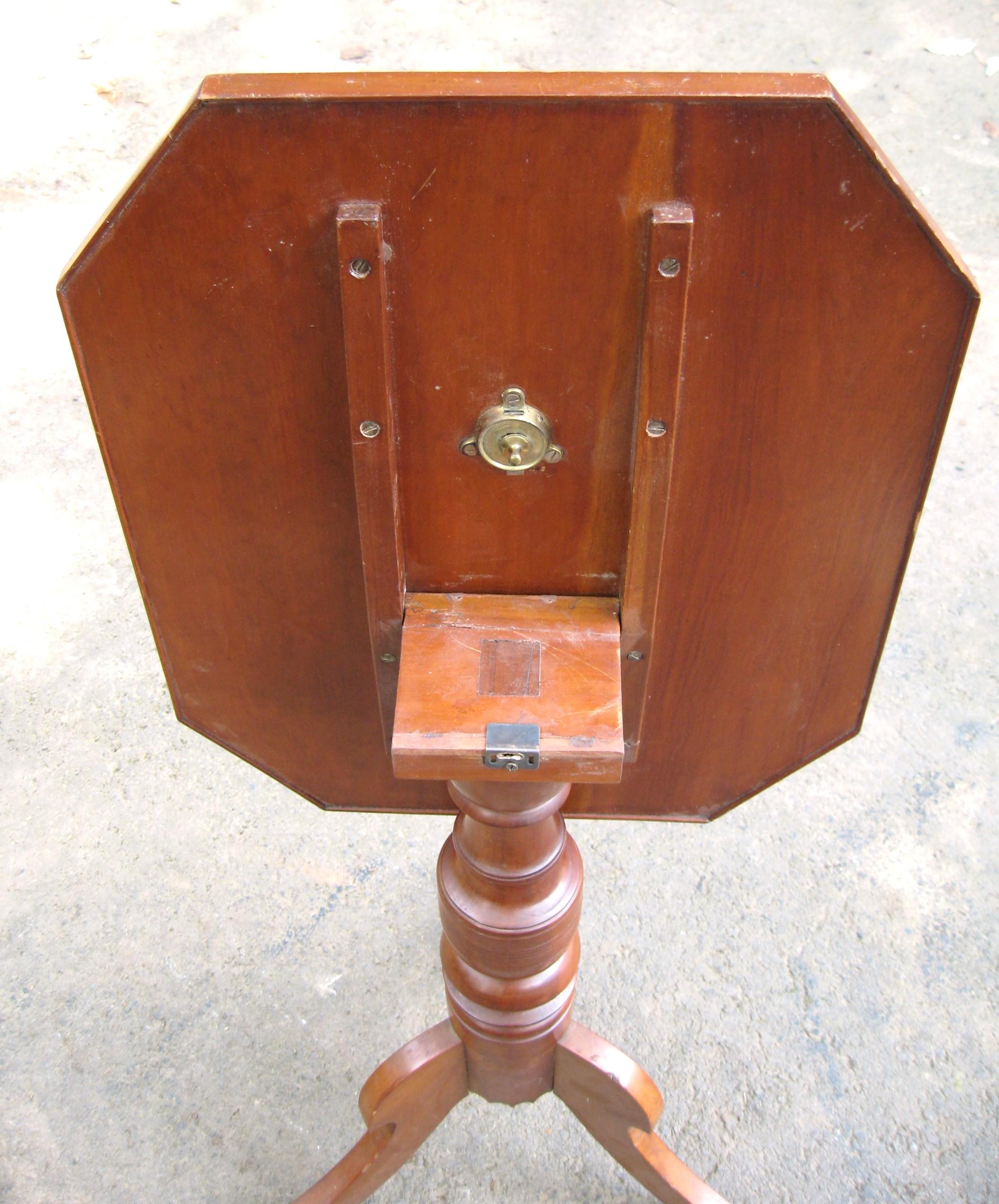 American Federal 1820s Cherry Tilt-Top Table Candle Stand For Sale