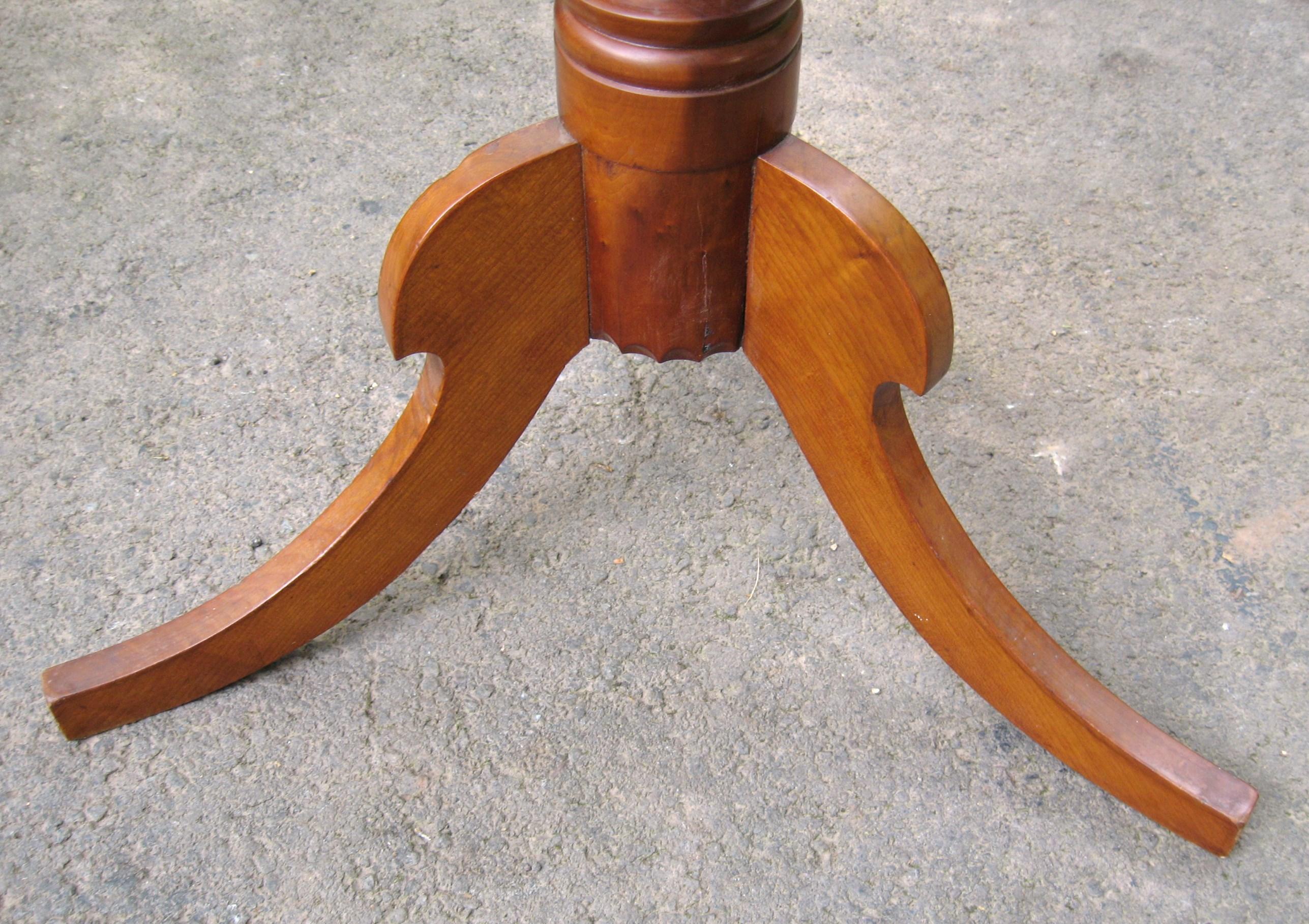 Federal 1820s Cherry Tilt-Top Table Candle Stand For Sale 1