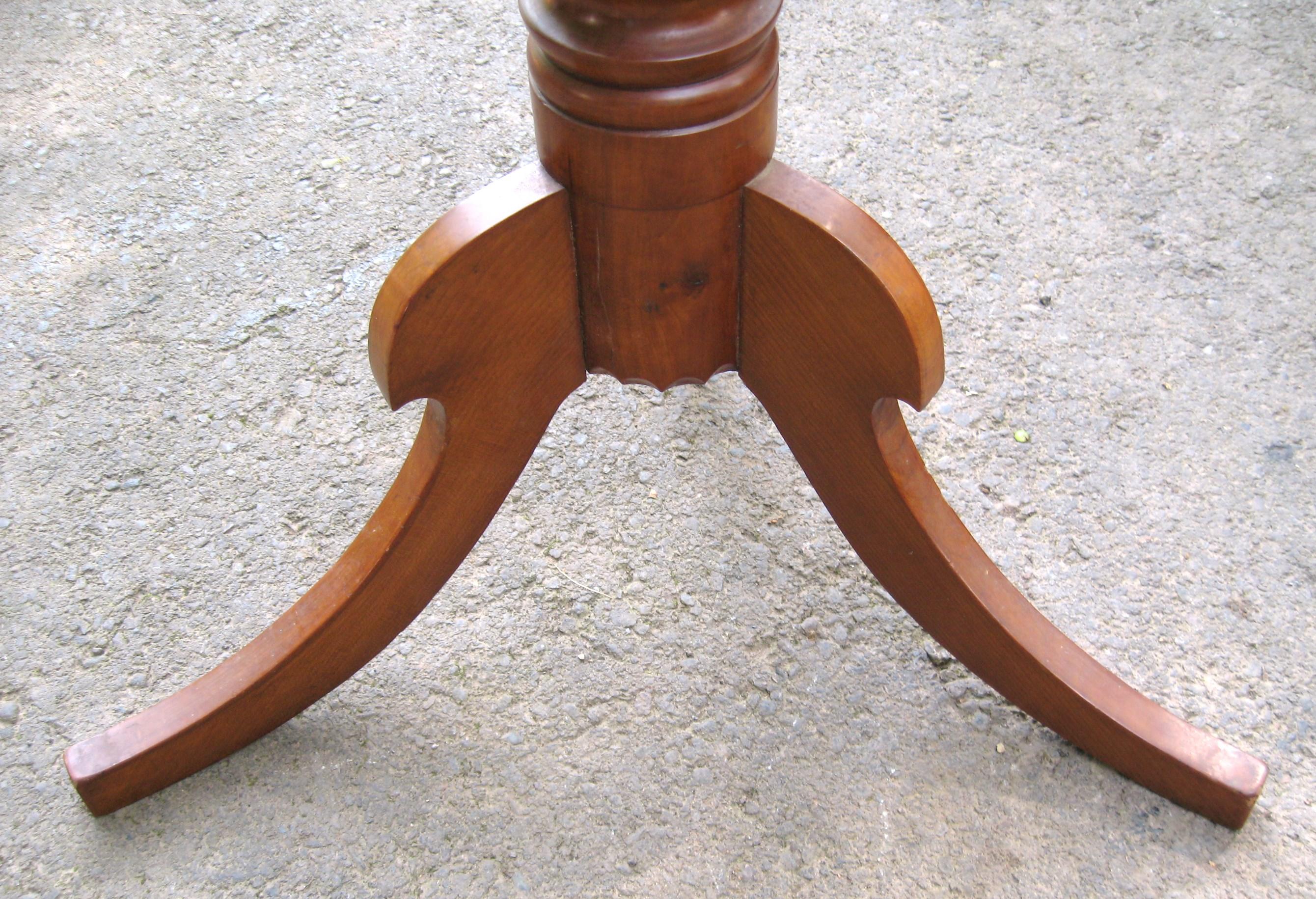 Federal 1820s Cherry Tilt-Top Table Candle Stand For Sale 2