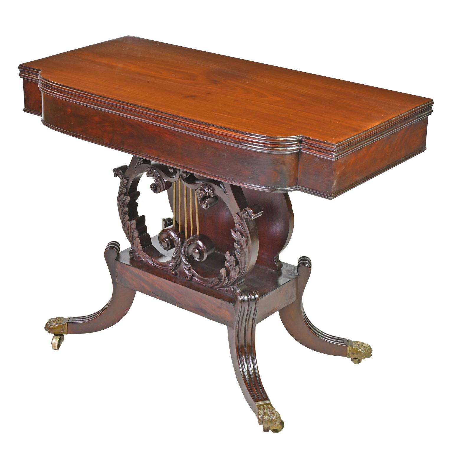 Ein sehr feiner föderaler Kartentisch, der dem bekannten Bostoner Tischler Thomas Seymour (1771-1848) zugeschrieben wird, mit Schnitzereien wahrscheinlich von Thomas Wightman (1759-1827), Boston, um 1815. Die Platte ist aus massivem Mahagoni; die