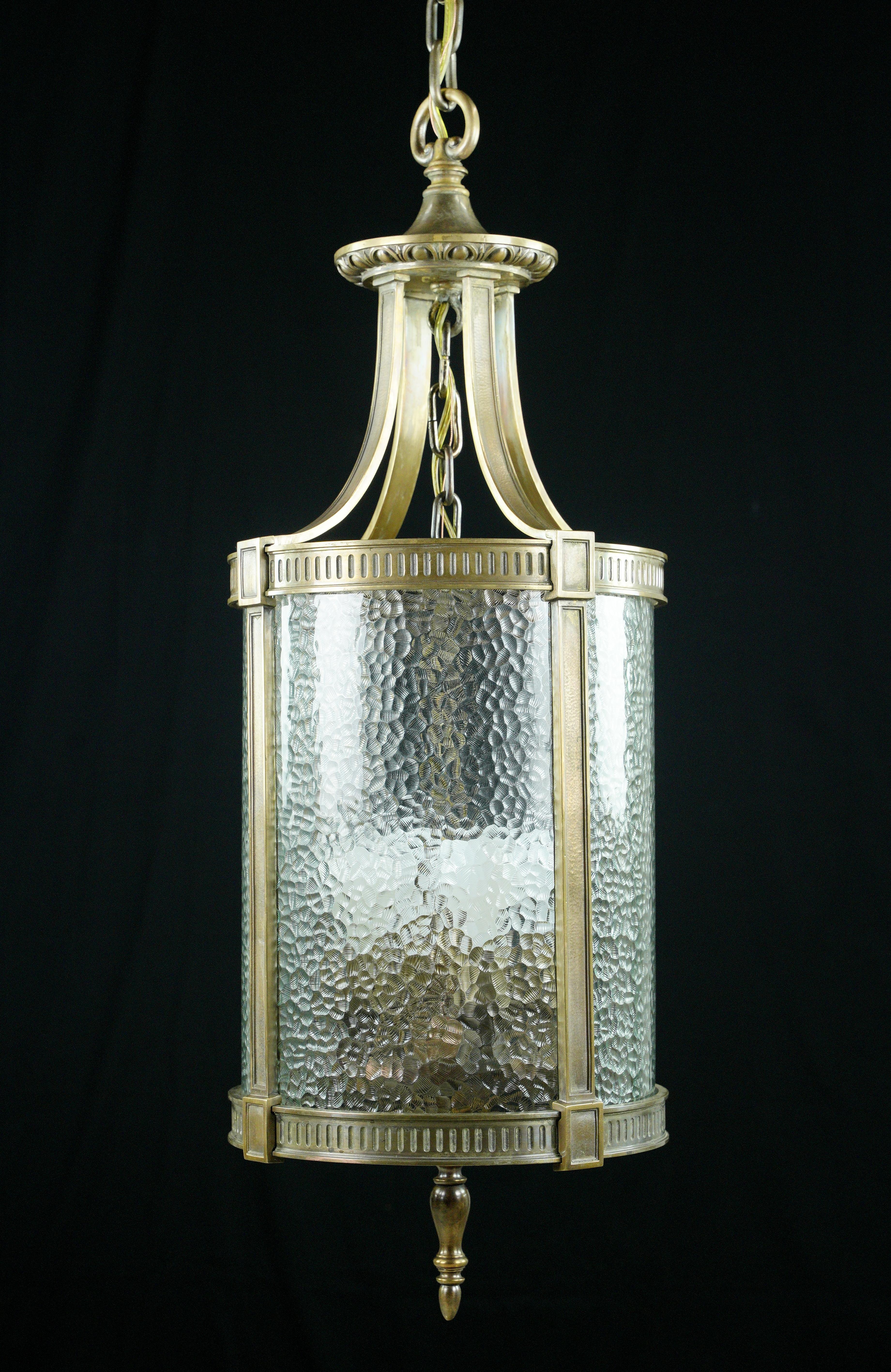 Federal Bronze Clear Pebbled Glass Lantern Pendant In Good Condition For Sale In New York, NY