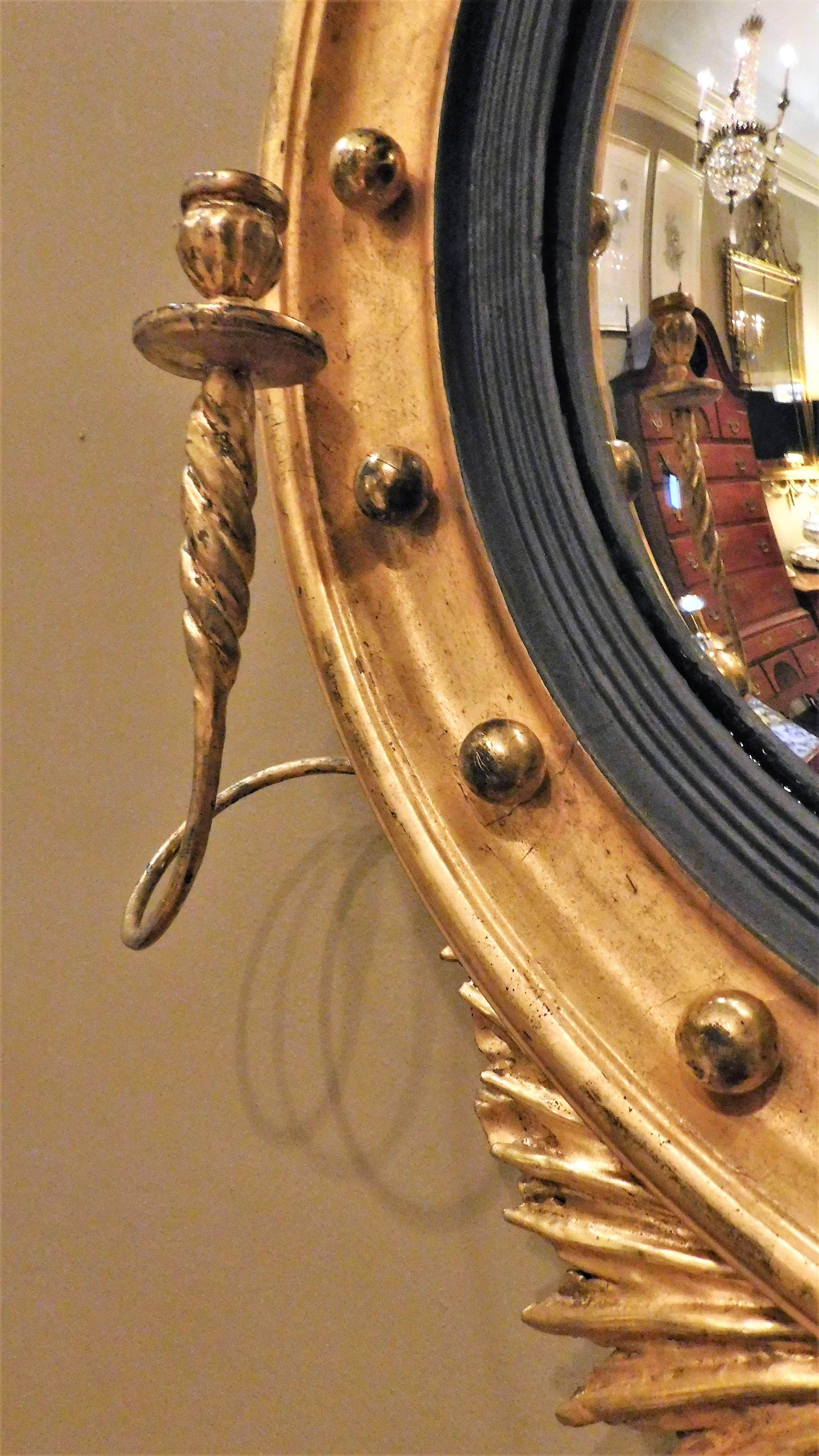 Federal Carved and Gilt Girandole /Convex Mirror, America, circa 1810 For Sale 3