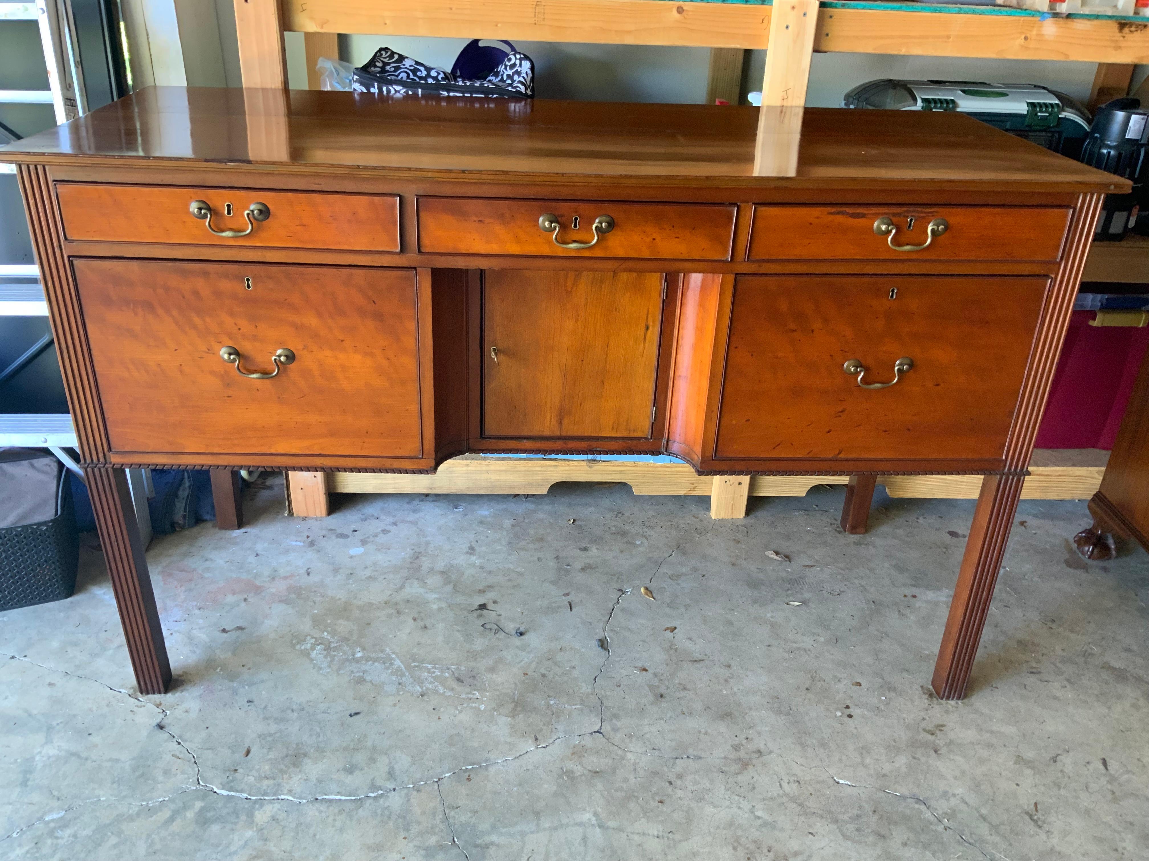 Federal Tennessee Cherry Huntboard In Good Condition For Sale In Bradenton, FL