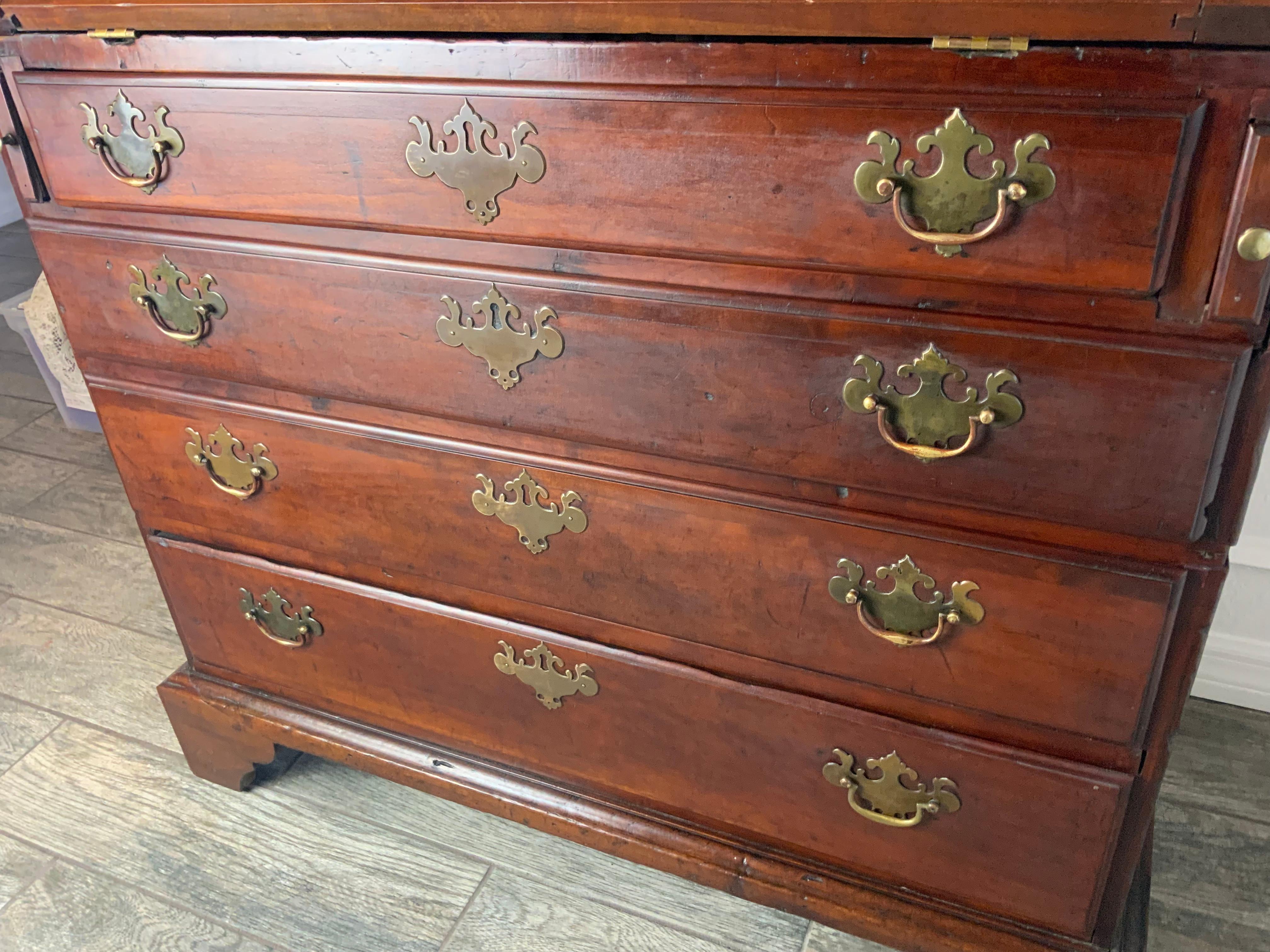 Eine sehr schöne Größe späten 18. Jahrhundert American Cherry Chippendale schrägen Front Schreibtisch mit weißen Kiefer Sekundärholz.  Vier geformte, abgestufte Schubladen mit großen frühen Schwalbenschwänzen und sehr alten, aber nicht originalen