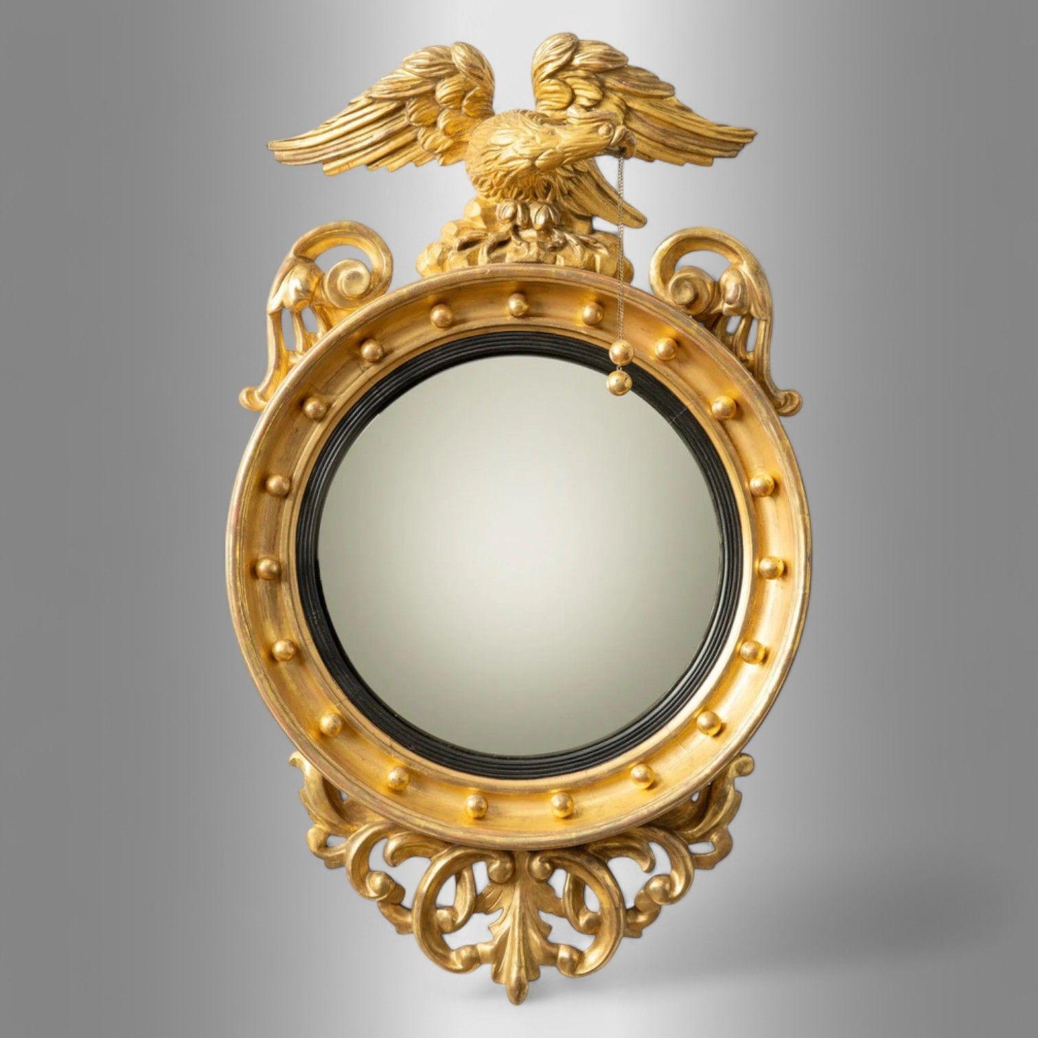 Estilo Federal, Pareja de Espejos Convexos, Madera Dorada Tallada, Águilas Opuestas, Inglaterra, Década de 1830

Este exquisito par de espejos de pared o consola convexos, compatibles y opuestos, de águila, ejemplifica maravillosamente el estilo