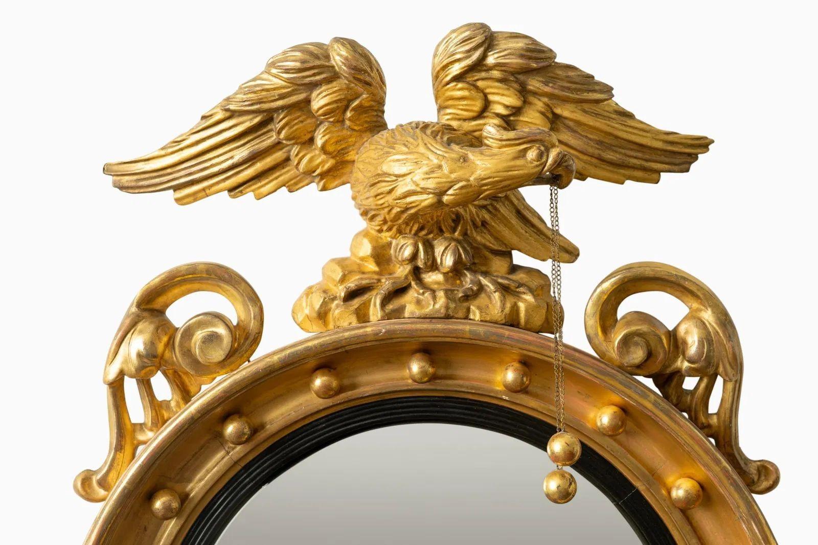 Espejos de pared federales convexos, madera dorada tallada, águilas opuestas, Inglaterra, década de 1830 Inglés
