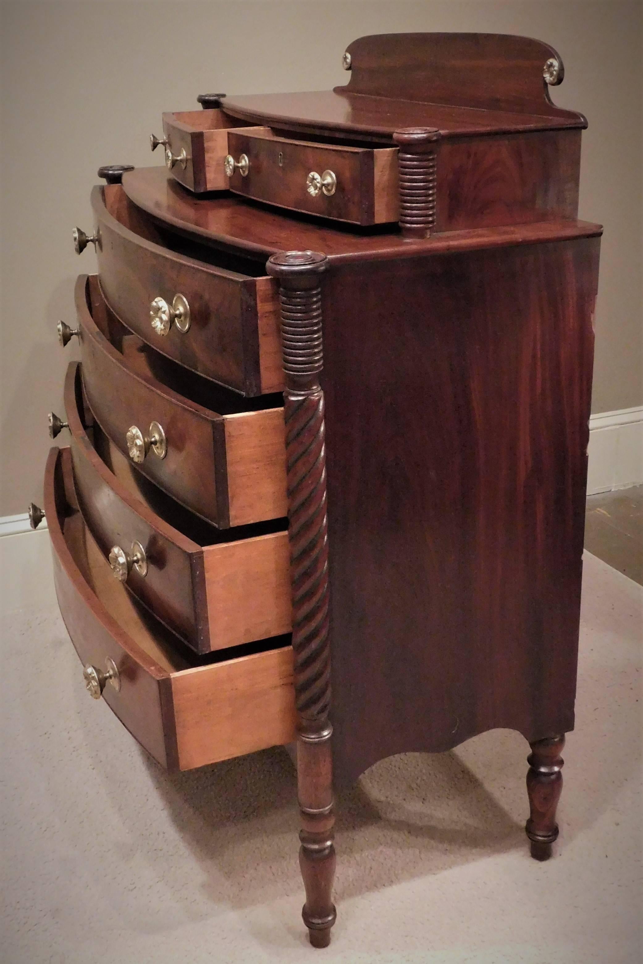 Federal Cookie-Corner Step-Back Chest, New England, circa 1810 In Excellent Condition For Sale In Alexandria, VA