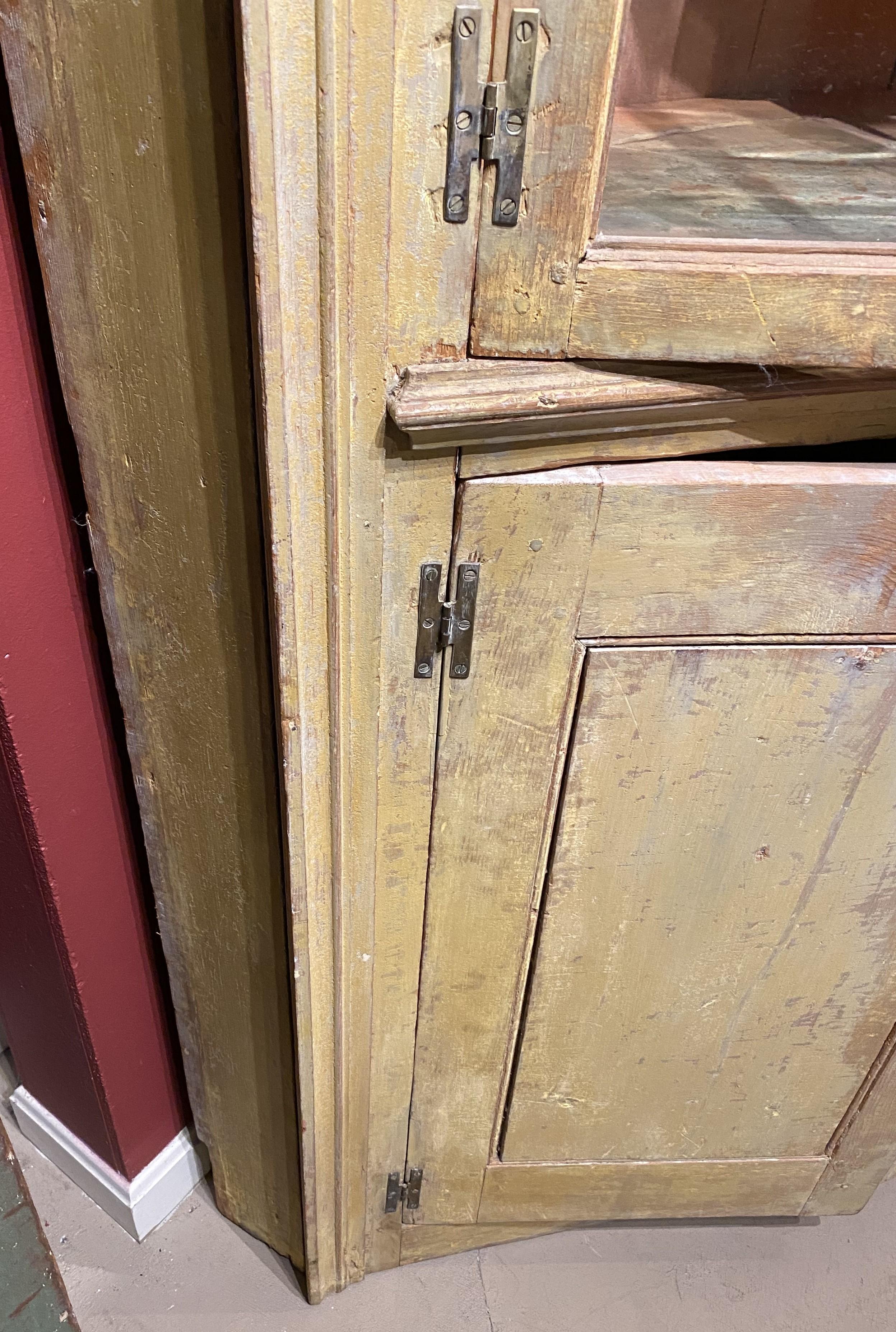Federal Eckschrank im Federal-Stil in frühgelber Farbe mit glasierten Türen und Fassrückenlehne im Angebot 3