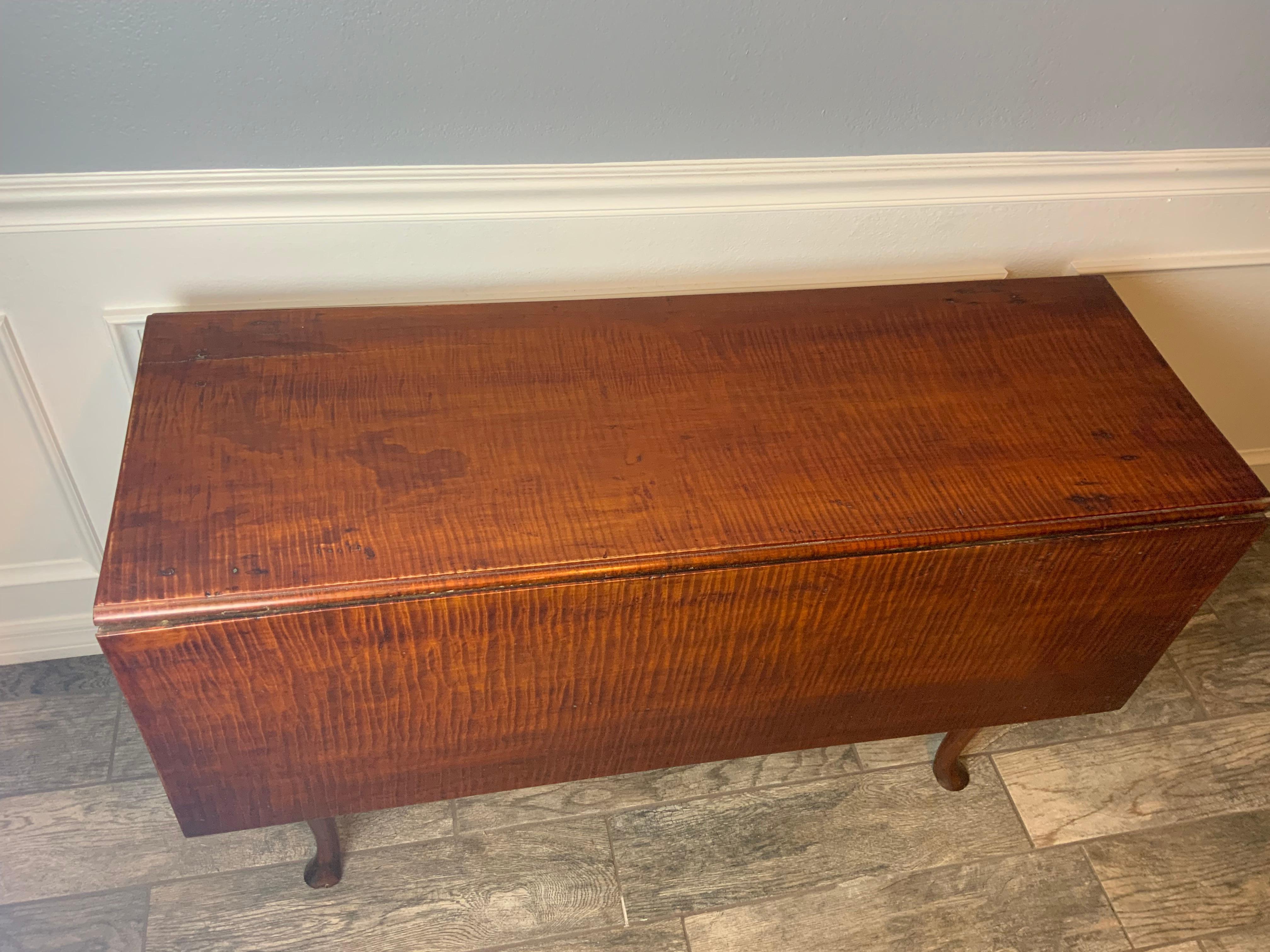 American Queen Anne Curly Maple Drop Leaf Table In Good Condition For Sale In Bradenton, FL